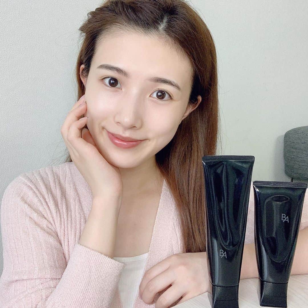 のインスタグラム：「. . 約1ヶ月ほど新B.Aを使ってみて✨  お気に入りは  クレンジングクリームとウォッシュ！ クレンジングクリームは  バームのようにとろけてくれて  メイクと馴染んでするっと！  でもお肌はもちっと潤いがある感じ👏🏻 ウォッシュは動画を見てもらうと  ほんとに分かると思うんだけど  心地良い泡に包まれて幸せな時間を  過ごせるの🥺💕💕 2つを使った後は誰かに触って  欲しくなるようなお肌に！ 今回の新B.Aのシリーズは  それぞれ約100日分が1つに  なっているのでまだまだ残ってます◎  使い切る頃どんなお肌に  なっているか楽しみ💗   そして他のアイテムも含め！  B.A ローション  B.A ミルク  B.A クリーム  B.A クレンジングクリーム  B.A ウォッシュ  少し前の投稿でご紹介しているので  そちらもチェックしてみてください✨ また12/28まで「新B.A」の  ブランドが体験できるスペースが  ポーラ ギンザに設置されているそうです🍒  さらには松屋銀座でも10/6までイベントも  やっているそうなのでこちらもぜひっ！  @ba_polaofficial  #polaba#ポーラ#PR#新BA#ba#スキンケア  #エイジングケア#スキンケア紹介#化粧水#洗顔#ハリ感#おこもり美容#ツヤ肌#保湿#透明感#デパコス#新作コスメ#クレンジング#クレンジングクリーム#おうち美容」