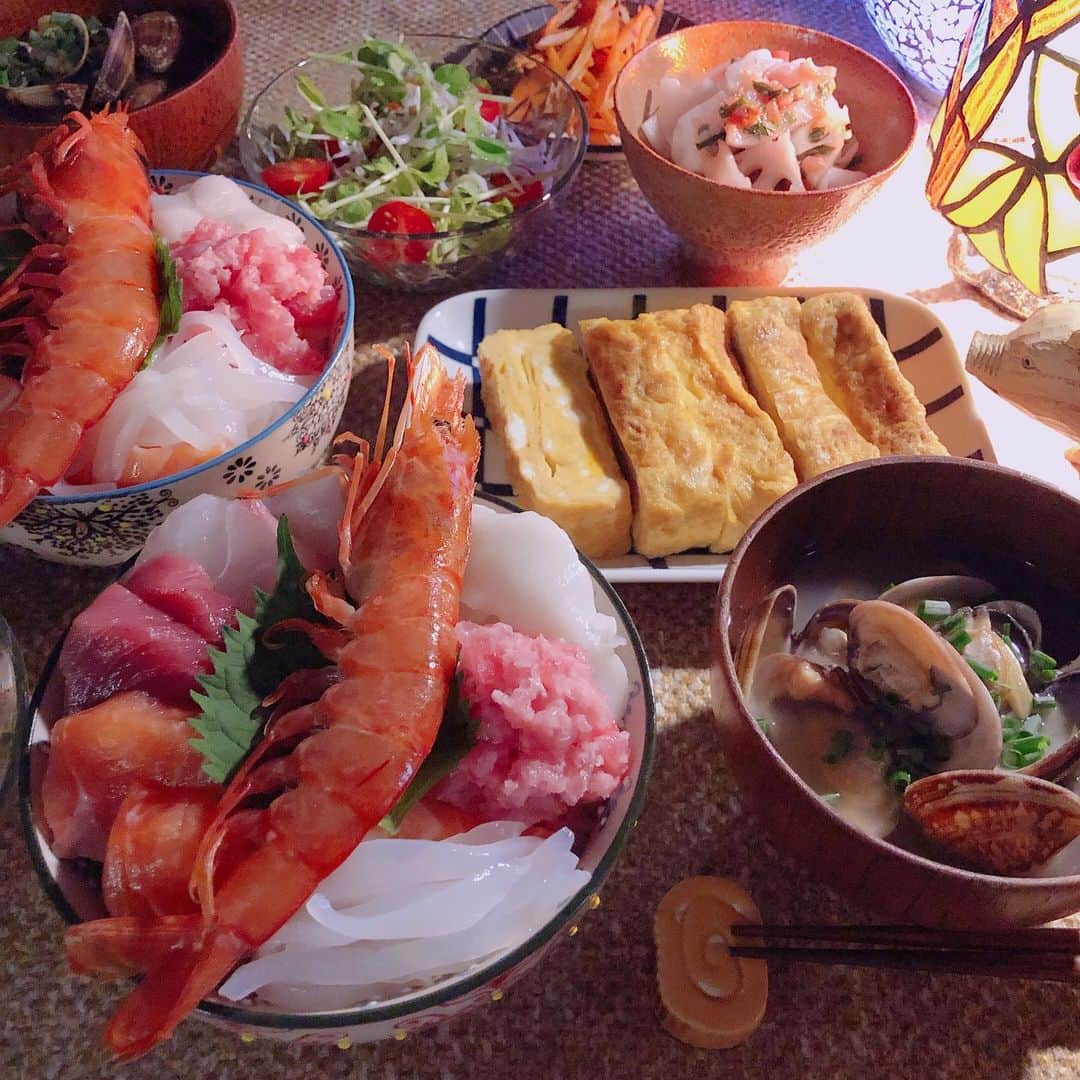 kaoringoのインスタグラム：「月末、１ヶ月お疲れ様DAY ﾔｯﾀ＼( ‘ω’)／ﾔｯﾀ  えびの置き場おかしい。  もりもり海鮮丼 甘い卵焼き しらすと豆苗のサラダ あさりの味噌汁 れんこん梅和え(残り物) きんぴら(残り物)」