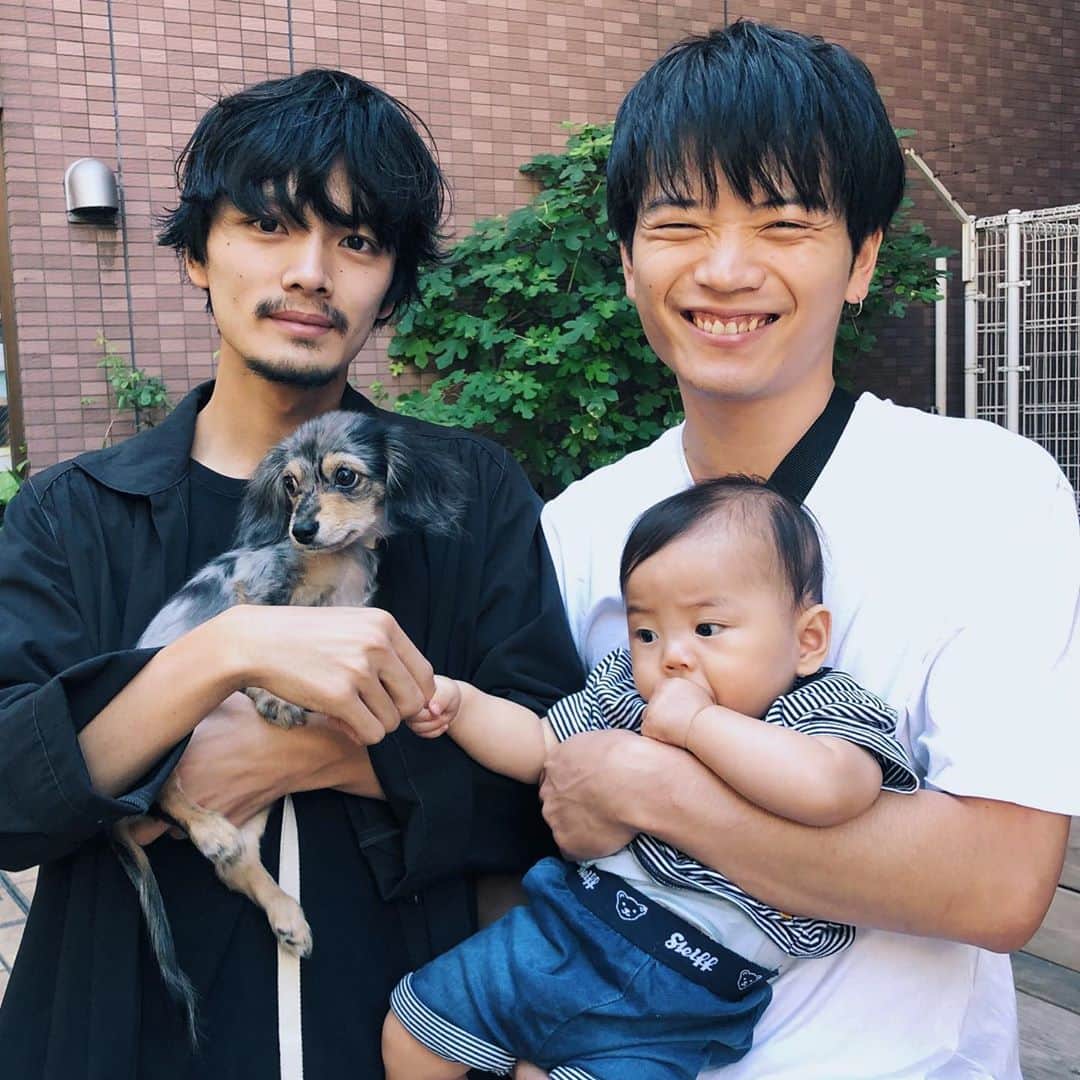 長坂 睦生のインスタグラム：「初めて犬を見るbaby(6か月)と 初めてbabyと触れ合う犬(5ヶ月)。 2枚目、3枚目もいい写真すぎ。 今回の帰国も楽しい時間をありがとう✌︎」