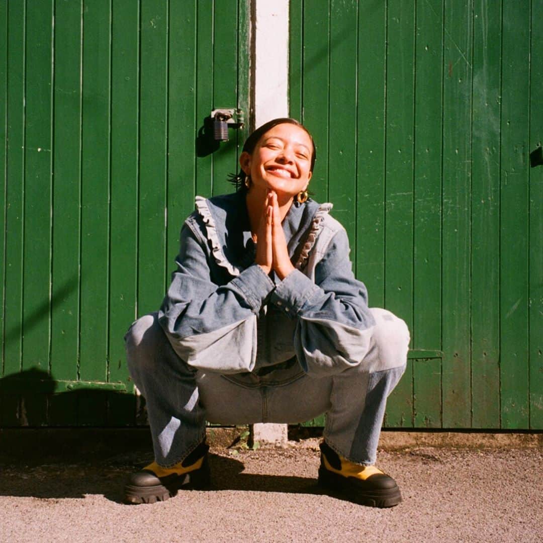 ナオミ・シマダのインスタグラム：「🌹a love letter @ganni 💌 worn by many 👩‍👩‍👧‍👧 but owned by none 🕊 photos taken on a sunny afternoon 🌞 by my brother Taro 🦔 #gannixlevis 🌈」