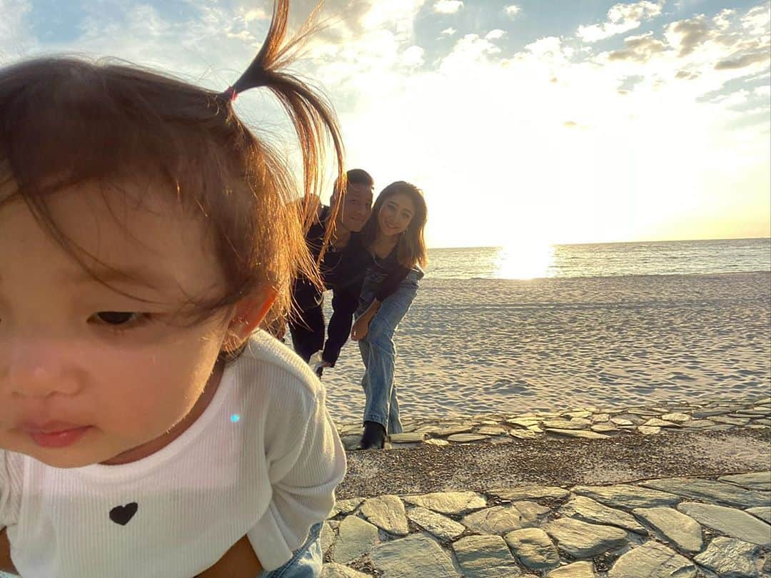 七菜香さんのインスタグラム写真 - (七菜香Instagram)「my family❤️ ・ ・ ・ ・ ・ ・ ・ #family #familyphoto #familytrip #ocean #beach #sunset #momlife #daughter #1year3months #babygirl #mood #instamood #instagood #女の子ママ #女の子ベビー #1歳3ヶ月 #家族旅行 #白良浜 #👨‍👩‍👧❤️」9月30日 20時14分 - nanaka0118