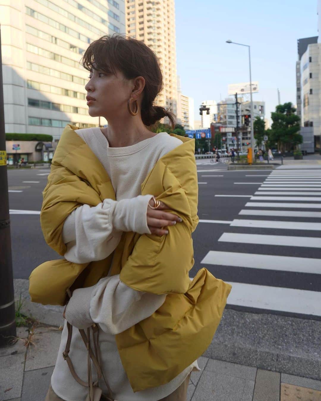 JUNNAのインスタグラム：「10月1日発売  @etretokyo   #ボリュームスリーブネッププルオーバー  ♻️リサイクルコットンを混紡し ヴィンテージ感の強いネップを多く入れたプルオーバー。  表情たっぷり、コットン100%☀️  大好きなフィンガーホールデザインも拘りポイント。  今時期はお布団ストール合わせくらいが丁度良い☺️  インスタライブは10月1日 @etretokyo アカウントにて18:00〜配信です  #2020ETRE_AW   【新作発売スケジュール】 📍ルミネ新宿店　毎週木曜日 📌ETRÉ TOKYO  毎週木曜日19:00 📌ZOZOTOWN  毎週金曜12:00 📌ELLESHOP  毎週土曜19:30  #ヘアスタイル #ヘアアレンジ #カジュアル #ミディアムヘア #モノトーン #ミディアム#アディクション #秋メイク#オレンジ#ブラウン#ベージュ#カジュアル #大人カジュアル#秋#秋服 #156cm#etretokyo」