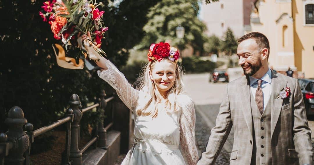 ミナのインスタグラム：「Love this wedding look with Frida Kahlo vibes! Olga wore the original Gaia dress to her and Jason's wedding in Poland last summer. They also organised a photo shoot day in new York where they went for a mini-moon. What an excellent idea! Read their wedding story on our blog. Link in bio.⁠ ⁠ Congratulations Olga and Jason!⁠ ⁠ Picture: @agatagrzadzielska⁠ ⁠ ⁠」