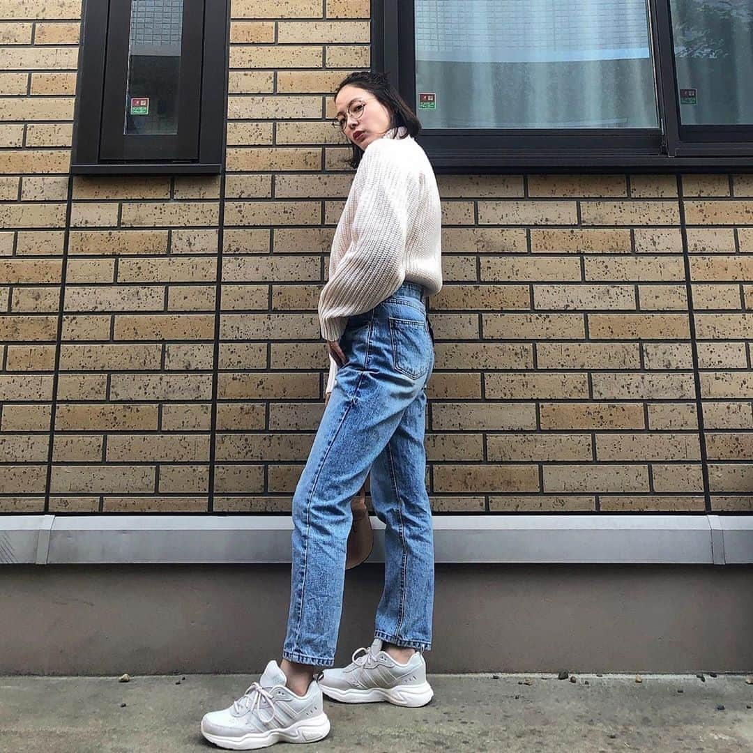 lily112988さんのインスタグラム写真 - (lily112988Instagram)「: #outfit . . 暑がりのわたしですが 急に涼しくなってきたので 遅ればせながら 今年初のニットを…🙈🤍 . @uniqlo #ローゲージタートルネックセーター #uniqlou . 肩幅広いし 上半身ごつく見えることが多くて ローゲージのニットは サイズ感なかなか悩む！ こちらはXLにしました😎🤙 肩がストンとしてるから ごつくならずに⭕ 裾がリブになってるから デニムインもよゆー😎🤙 . 今年も安定の #ユニクロニット部 です🤍 次なにしようかなぁ〜🤍 おすすめ教えてくださいっ🙈🤍 : : : #ユニクロニット族  #uniqloginza2020FW #ニットコーデ #PR #uniqlo #uniqloginza #秋コーデ uniqloコーデ #uniqlo新作 #ユニクロ #ユニクロユー #ユニクロコーデ #ママコーデ #ママモデル #今日のコーデ #大人カジュアル #サロモ #サロンモデル #locari #大人コーデ #アラサーコーデ #30代コーデ #ロカリ #ダッドスニーカー #amazonfashion #adidas #adidasstrutter」9月30日 20時17分 - lily112988