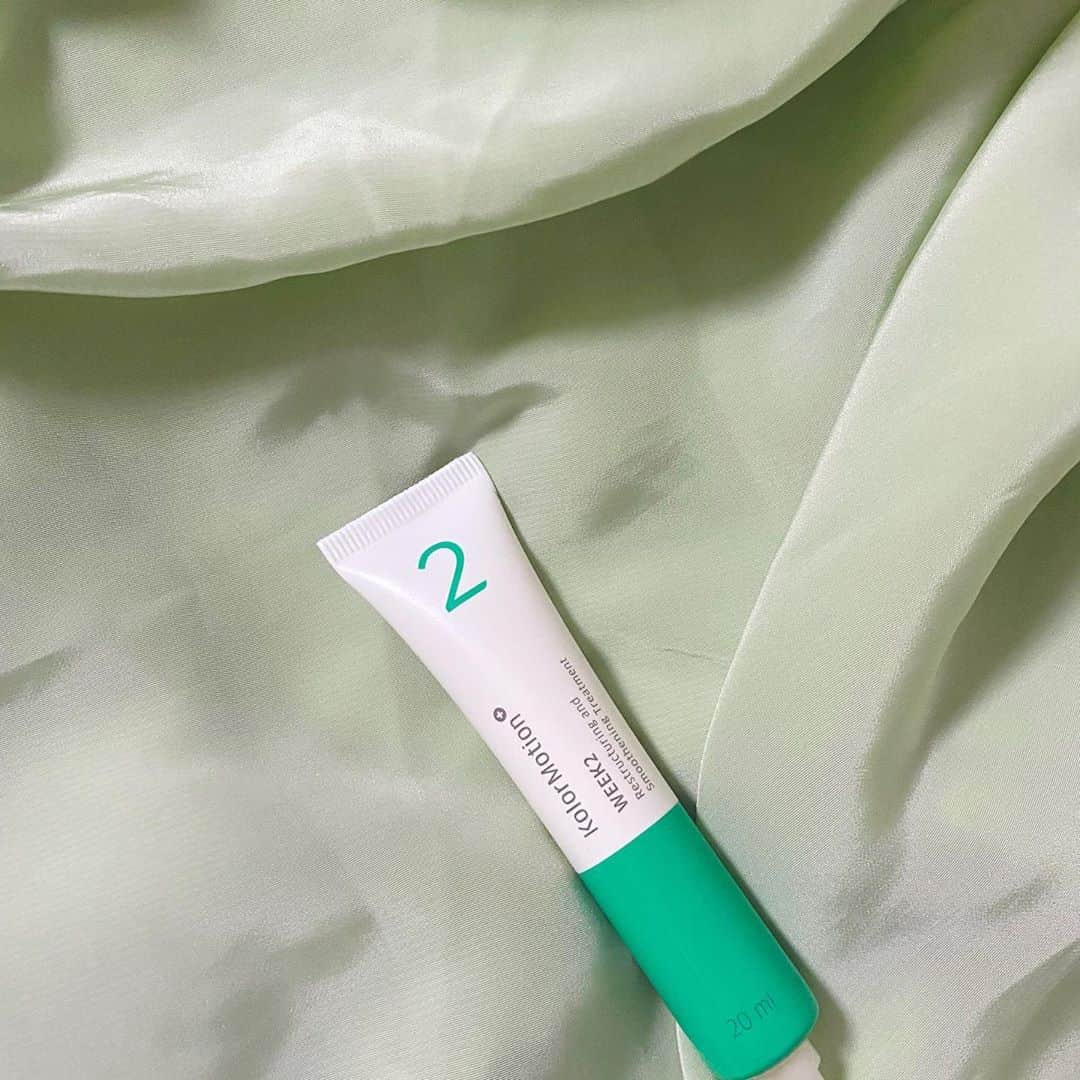 谷口萌衣子のインスタグラム：「. おうちで髪の毛メンテナンス🧖🏻‍♀️  最近試してるウエラの4weekトリートメント 2週目は手触りが柔らかくなって感激、、！ 自宅でサロンみたいなホームケアができるの凄く嬉しい😽  #カラーモーション #4ウィークプログラム #さあサロンに行こう #イルミナカラー #イルミナ #ウエラプロフェッショナル #NYNY #さあNYNYに行こう #ミスキャンパス立命館」