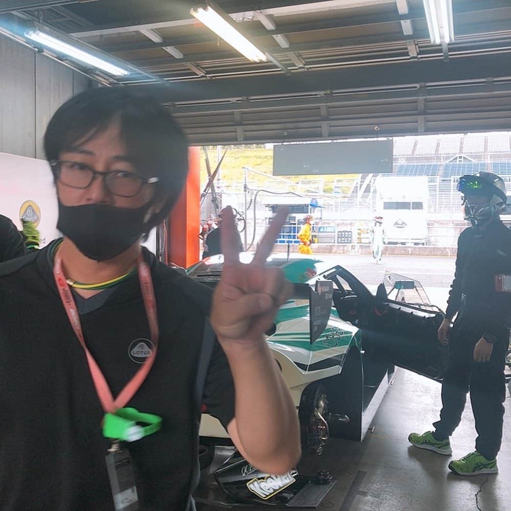 有馬綾香さんのインスタグラム写真 - (有馬綾香Instagram)「さーーーて！！！！ 今週末は！！  superGT rd.5 富士スピードウェイ🏎  今回ももちろん LCI公式アカウント @lotusjapan_lci  からインスタライブ配信するよー！！！！🤗  ドライバーやRQはもちろん、 あんな人こんな人も出てくれるはず💕  チームの誰が出てくるか、何をするのか！ 毎回はちゃめちゃインスタライブなので今回もお楽しみに💕  何をして欲しいとかのリクエストとかがあれば是非コメント下さい📝 まだ内容検討中なので採用される確率高し🧐！  写真は2号車のほのぼのしつつ真剣なチーム感をぺたり😂💕  誰がどんな事をしてくれるのかなー🤗わくわく。  スケジュールはこちら💁‍♀️🗓  10/3(土)予選 ①: 11:15〜 ②: 16:00〜  10/4(日)決勝 ①10:00〜 ②16:00〜  ※レーススケジュールが変更になった場合、時間の変更が生じる場合がございます」9月30日 20時28分 - ayakaarima