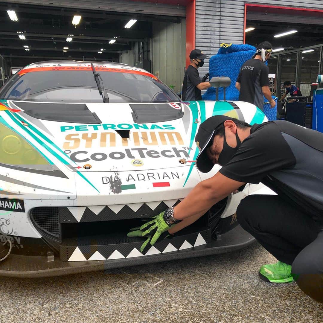 有馬綾香さんのインスタグラム写真 - (有馬綾香Instagram)「さーーーて！！！！ 今週末は！！  superGT rd.5 富士スピードウェイ🏎  今回ももちろん LCI公式アカウント @lotusjapan_lci  からインスタライブ配信するよー！！！！🤗  ドライバーやRQはもちろん、 あんな人こんな人も出てくれるはず💕  チームの誰が出てくるか、何をするのか！ 毎回はちゃめちゃインスタライブなので今回もお楽しみに💕  何をして欲しいとかのリクエストとかがあれば是非コメント下さい📝 まだ内容検討中なので採用される確率高し🧐！  写真は2号車のほのぼのしつつ真剣なチーム感をぺたり😂💕  誰がどんな事をしてくれるのかなー🤗わくわく。  スケジュールはこちら💁‍♀️🗓  10/3(土)予選 ①: 11:15〜 ②: 16:00〜  10/4(日)決勝 ①10:00〜 ②16:00〜  ※レーススケジュールが変更になった場合、時間の変更が生じる場合がございます」9月30日 20時28分 - ayakaarima