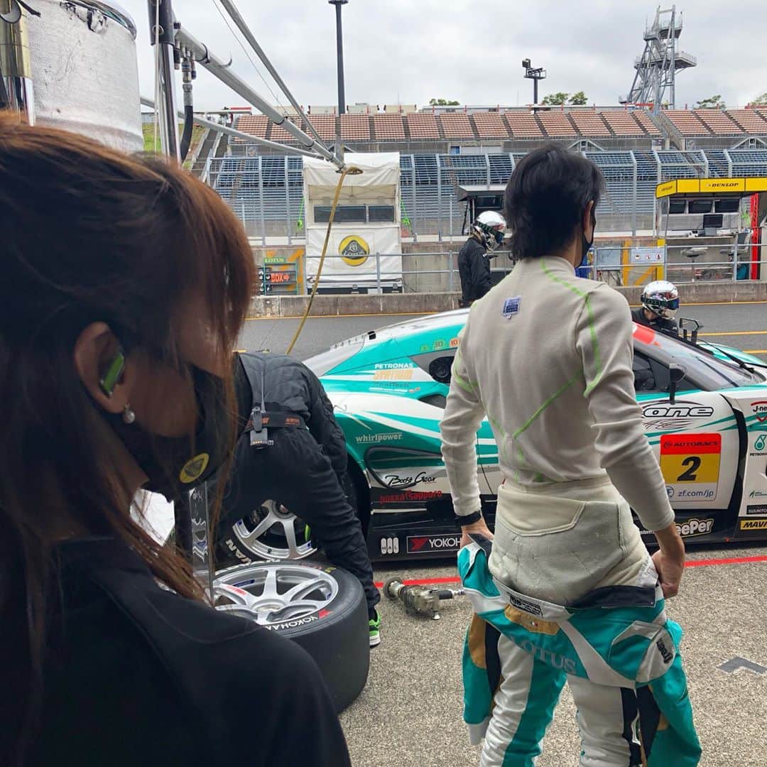 有馬綾香さんのインスタグラム写真 - (有馬綾香Instagram)「さーーーて！！！！ 今週末は！！  superGT rd.5 富士スピードウェイ🏎  今回ももちろん LCI公式アカウント @lotusjapan_lci  からインスタライブ配信するよー！！！！🤗  ドライバーやRQはもちろん、 あんな人こんな人も出てくれるはず💕  チームの誰が出てくるか、何をするのか！ 毎回はちゃめちゃインスタライブなので今回もお楽しみに💕  何をして欲しいとかのリクエストとかがあれば是非コメント下さい📝 まだ内容検討中なので採用される確率高し🧐！  写真は2号車のほのぼのしつつ真剣なチーム感をぺたり😂💕  誰がどんな事をしてくれるのかなー🤗わくわく。  スケジュールはこちら💁‍♀️🗓  10/3(土)予選 ①: 11:15〜 ②: 16:00〜  10/4(日)決勝 ①10:00〜 ②16:00〜  ※レーススケジュールが変更になった場合、時間の変更が生じる場合がございます」9月30日 20時28分 - ayakaarima