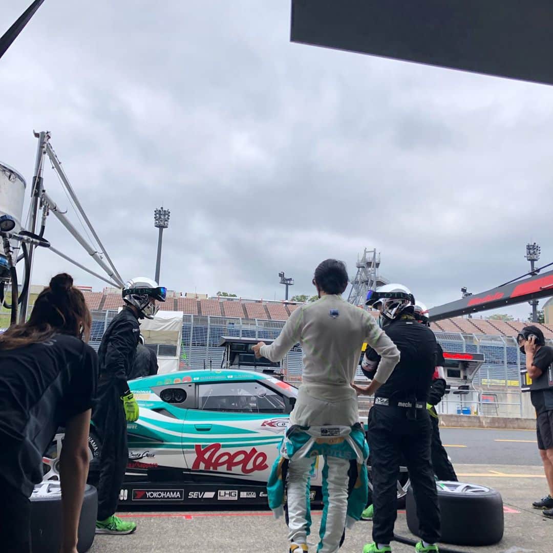 有馬綾香さんのインスタグラム写真 - (有馬綾香Instagram)「さーーーて！！！！ 今週末は！！  superGT rd.5 富士スピードウェイ🏎  今回ももちろん LCI公式アカウント @lotusjapan_lci  からインスタライブ配信するよー！！！！🤗  ドライバーやRQはもちろん、 あんな人こんな人も出てくれるはず💕  チームの誰が出てくるか、何をするのか！ 毎回はちゃめちゃインスタライブなので今回もお楽しみに💕  何をして欲しいとかのリクエストとかがあれば是非コメント下さい📝 まだ内容検討中なので採用される確率高し🧐！  写真は2号車のほのぼのしつつ真剣なチーム感をぺたり😂💕  誰がどんな事をしてくれるのかなー🤗わくわく。  スケジュールはこちら💁‍♀️🗓  10/3(土)予選 ①: 11:15〜 ②: 16:00〜  10/4(日)決勝 ①10:00〜 ②16:00〜  ※レーススケジュールが変更になった場合、時間の変更が生じる場合がございます」9月30日 20時28分 - ayakaarima
