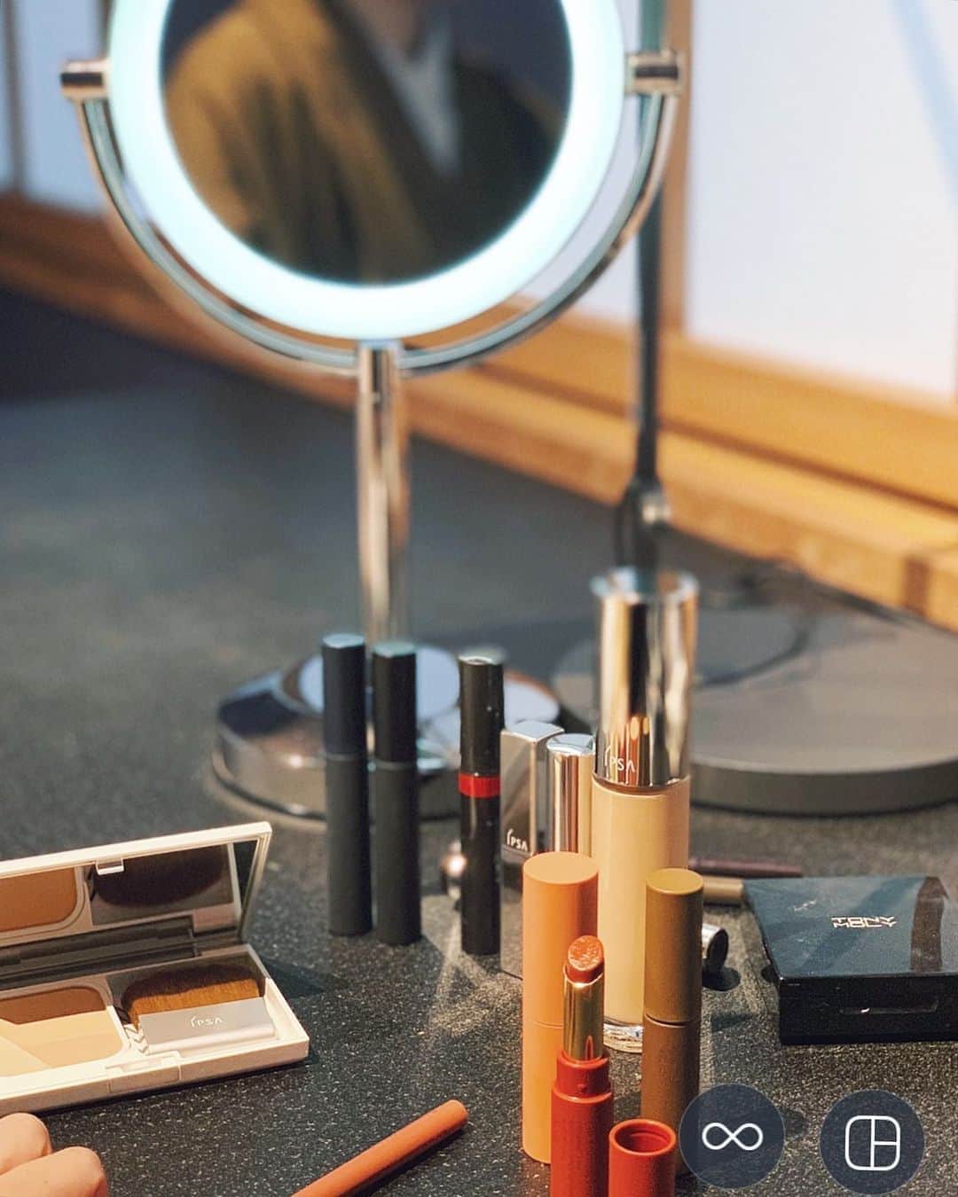 のインスタグラム：「autumn cosmetics🍁 久しぶりにコスメを新調したので撮影してみました📷 ベースメイクはここ数年ずっと @ipsa_jp 🧏🏼‍♀️ @ettusaisjp の秋コスメが気になり赤のティントルージュや赤ライナー、スティック型のチークや眉マスカラを追加💄 アイラインはずっと @heroinemake の劇細ライナー、アイブローは普段はパウダーで出先はリキッドライナー。 @prier2010 でマツエクをしてからマスカラは下まつげのみ👁  普段持ち歩くのはリップのみだけど、旅行ではポーチそのまま持っていくのでボリューミー👝  旅先ではお風呂や温泉上がりにコラーゲンドリンクを飲んだり、フェイスパックやヘアパック、ヘア&ボディオイルを使ったり、家事をしない分日頃より美容に一手間加える派です🧖‍♀️♨️  各アイテムは2枚目以降に記載&タグ付けしています🏷  #秋コスメ #美容 #コスメ」