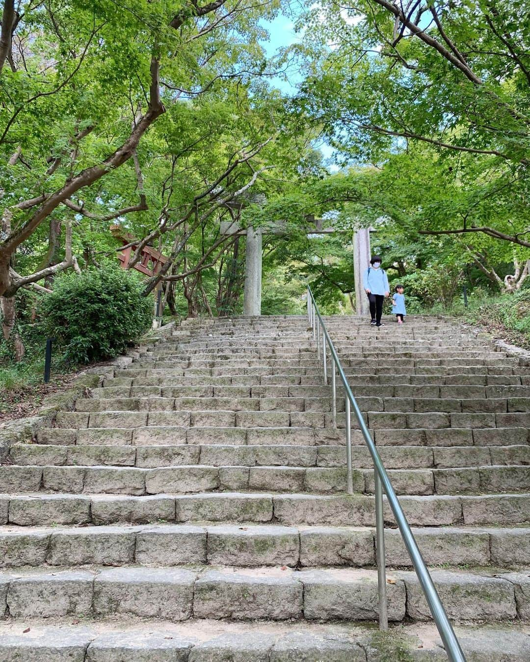 黒沢祐子さんのインスタグラム写真 - (黒沢祐子Instagram)「・ ・ 今日、福岡でのサロンのインテリアイドバイスの お仕事の納品が思ったより早く終わり クライアントの　@ecrin2000riko から 『祐子さん、福岡で行きたい場所ありますか？』と。  第一声で、太宰府天満宮にいきたい！と答えた 太宰府天満宮はずーーっ行きたくて… でもなかなか行けなかった場所  ここ最近に自分の中で変化があり削ぎ落とせたタイミング  きっと今までは神様に呼ばれておらず まさに今呼んでいただけたわけなんだ…と パズルがぴたっとはまった感覚  そして彼女の友人rinaちゃん　@sakura0733 から 近くにある竈門(かまど)神社がパワーがすごいよと伺い 引き寄せられように行ったら、なんともまぁ… 心が落ち着つくことか😌  後で知ったけど鬼滅の刃にも関連のある神社だそう  すっきりした気分で訪れられたご縁と お連れいただいた典子さんに感謝🙏🏻  いよいよ明後日オープンおめでとうございます ご縁に感謝いたします ・ ・ #life #work #yukolifestyle  #fukuoka #太宰府天満宮 #竈門神社 #さてお江戸に帰りまーす」9月30日 20時20分 - yukowedding