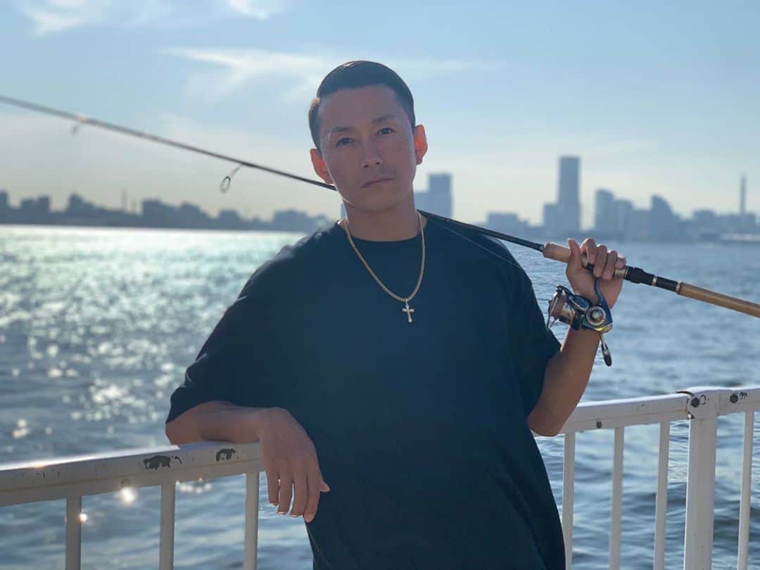 黒石高大のインスタグラム：「絶好の釣り日和 サビキでちっこいの釣って それエサにして大きいの釣ろうと思ったんだけど 全然大きいの釣れなかった でも楽しかったぜ このちっこいの どーしよっ(笑) #釣り #海釣り」