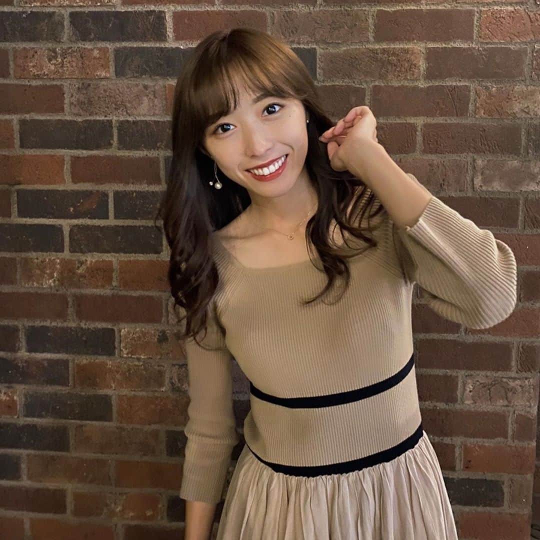 のインスタグラム：「♡ この前話した @lily_brown_official のワンピース👗 今度全身もまた載せますね！  昨日はえり @agu_miss202 と買い物したよん💓スワイプしてね🐮  #ぽちっとななみん #もーちゃんず  #青山ミスコン2020 #秋コーデ #ベージュコーデ #今日のメイク #巻き髪ヘア」