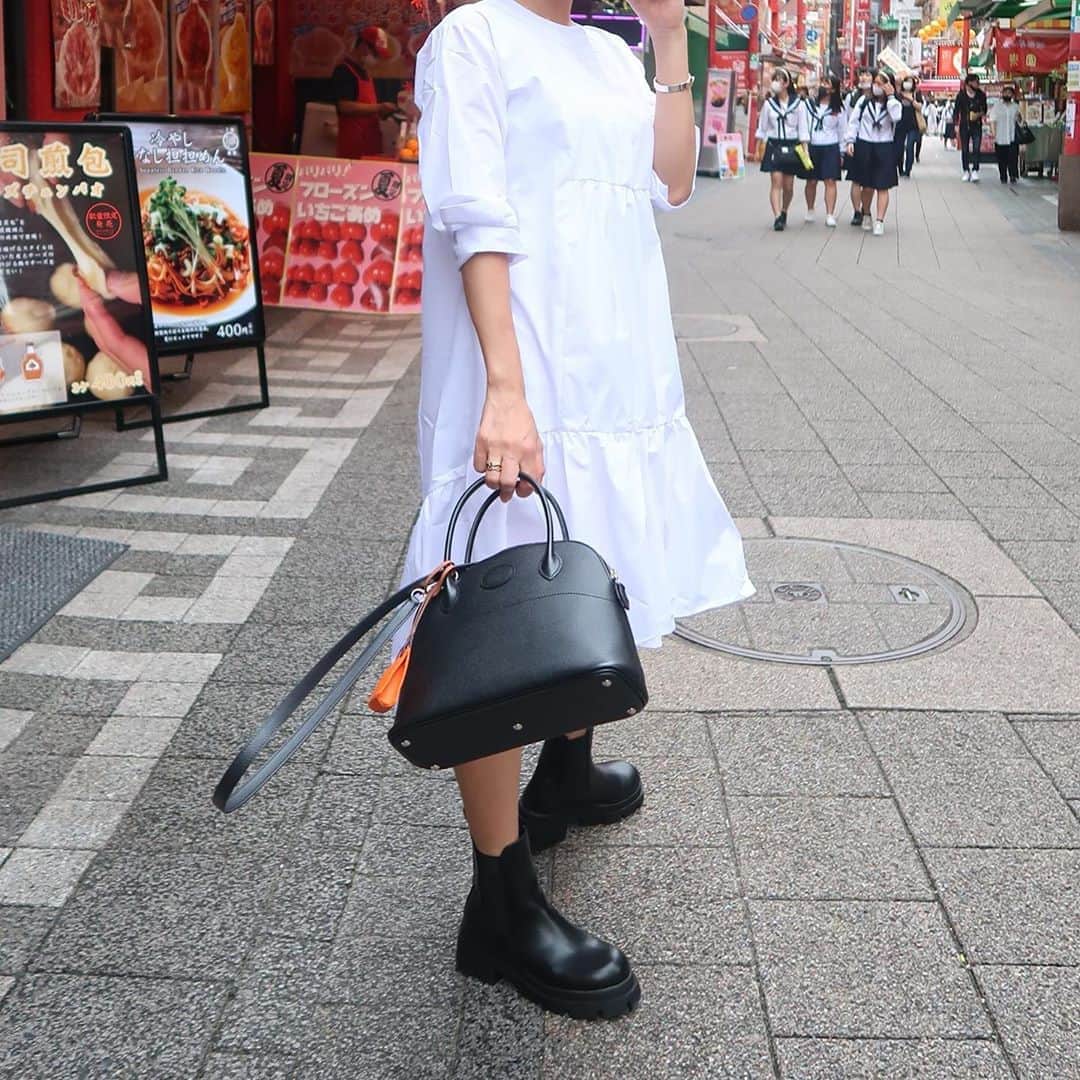 のインスタグラム：「. . .久しぶりに中華街へ🍜🥟🍥 . 今季購入した　@zara  のブーツが 今時ぽくて買って良かった👢👏 . #ボリード27 のブラック🖤が 一番今の気分でよく使ってます🖤 . . #zara#ザラ#ザラ女#zara女#ootd#モノトーンコーデ#シャツワンピース#ボリード27 #ボリード#hermes#エルメス#エルメスバック」