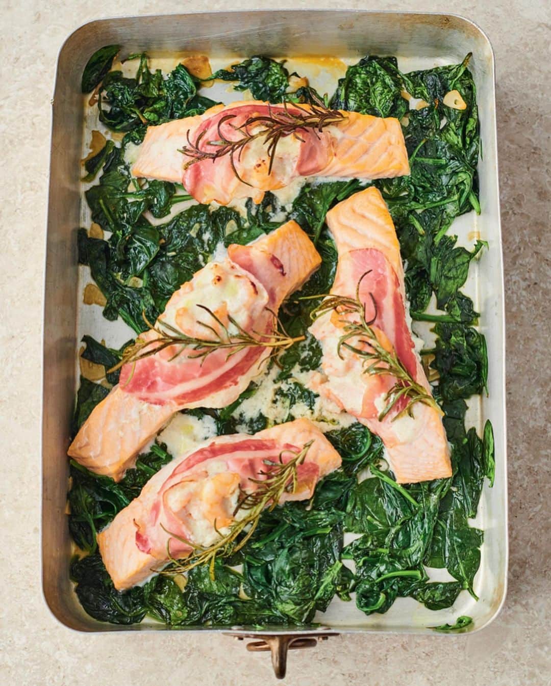 ジェイミー・オリヴァーさんのインスタグラム写真 - (ジェイミー・オリヴァーInstagram)「Lots of you have been searching for new and exciting ways to cook up salmon on my website so I thought I'd share the 7 *new* salmon recipes in my new book #Jamies7Ways...👉👉👉 Crispy salmon tacos Easy salmon en croute Crispy sweet & sour salmon Creamy prawn-stuffed salmon Teriyaki concertina salmon Cajun salmon po' boy New-style salmon sashimi So which recipe do you want to cook up first??」9月30日 20時32分 - jamieoliver