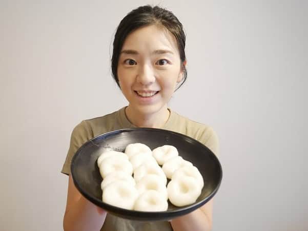 女子アナ47のインスタグラム：「静岡県出身、NHK静岡放送局でキャスターをしていました大下佳菜です。 もうすぐお月見ですね！ 静岡市葵区水見色地域では、毎年お月見の日に泥棒があらわれます。 泥棒の正体は？どんなものを盗んでいくのか？ そしてお月見に欠かせないお団子も一足先に作りました！ちょっと変わった形をしているんです。  47発信プロジェクトでご紹介しています。 プロフィールからご覧ください！  #女子アナ47 #地方創生 #アナウンサー　#静岡県 #静岡市 #水見色 #お月見 #お月見団子 #お月見泥棒 #ススキ #中秋の名月 #へそ餅 #徳川家康 #満月」
