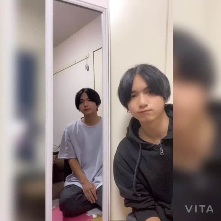 里吉峻のインスタグラム：「鏡の自分とデュエット😊 動画はVITAで編集したよ〜！ みんなもやってみて✨ #VITA#びた動画#びたマジック」