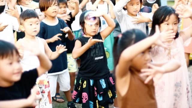 Nazukiのインスタグラム：「先日行われたファミリーイベントCarnivalの模様のショートムービー🎥 ダイジェスト✨✨✨  ほんとに大盛況で親子で楽しめます✨✨✨  そして、10/4にも開催‼️‼️  私は2歳から発育ダンスを無料レッスンします‼️ 是非この機会に❣️❣️  🌈Tʜɪs Sᴜɴᴅᴀʏ▶︎▶︎ 前回9月に開催して大・大・大好評だった、 子供も大人もダンスミュージックとワークショップ、食を楽しめるカーニバル “BAYPARK Family Carnival”を今週日曜日、10/4にまた開催します！！！🎪 遊びながらモノづくりを楽しめるワークショップや、カラダを思いっきり動かせるキッズランドもパワーアップして登場。🤹🏻‍♀️ 有名フェスや国内外のクラブで活躍するDJたちによるダンスミュージックは、パパママたちも踊っちゃうはず！💃🏻🕺🏻💕 キッズディスコタイムや、みんなで一緒に踊るパプリカダンスタイムは子どもたちが大好きな時間❣️ そしてスペシャルコンテンツに乳幼児教育アドバイザーで「0歳から発育ダンス」の資格開発者でもあるプロダンサーNazukiによるキッズダンスレッスン🎵 楽しさ、内容盛り盛りだくさんでお送りします！ 安全面には十分気をつけながら、秋風の気持ちいい豊洲の公園で、家族と、お友達と、もちろんワンちゃんも、みんなで一緒に楽しみましょう💛🧡💚  『 BAYPARK FAMILY CARNIVAL 』  ＜料金＞ 入場無料（ワークショップは有料）  ＜日程/時間＞ ‪2020/10/4 (SUN) 11:00～22:00 (予定)‬ ※雨天強風の場合は中止 ※キッズコンテンツは夕方に終了します ※夕方以降冷え込みが予想されますので防寒着をお忘れなく  ＜DJ＞　 DJ WATARAI DJ HOKUTO NAOKI SERIZAWA MOCA  ＜KIDS STAGE＞ KIDS DISCO feat. シャボン玉オヤジ Nazuki先生のキッズダンスレッスン みんなでパプリカダンスを覚えよう！ じゃんけんトレイン  ＜WORK SHOP＞ ★ねっこぽっこ「きらきらスライム作り」「アイスキャンディー石鹸」「トランポリン」 ★里山ハンモック「オリジナルハンモック作り」 ★TRI△NGLE「レザーアクセサリー作り」 ★UNDERGROUND「ボルダリング滑り台」「ボールプール」  ＜MARCHE＞ ★フタバフルーツ（フルーツサンド・ジュース・フルーツ） ★RICO CURRY（カレー） ★COSTA COFFEE（コーヒー） ★bricolage bread & co.（パン） ★僖成（野菜販売・ジェラート） ★Artigiano RICK （イタリアン・アンティパスト） ★いまでや（日本酒・焼酎・ワイン）  ＜会場＞　 CITABRIA BAYPARK grill & bar ‪https://www.citabria-baypark.com/ ‬ ［TEL］‪080-9179-5151‬ ［FACEBOOK］ ‪https://www.facebook.com/citabriabaypark‬ ［INSTAGRAM］  @citabria_baypark   ＜住所＞　 ・‪〒135-0061 東京都江東区豊洲 6-4-26‬  【BAYPARKへのアクセス🚃🚗】 ・市場前駅から徒歩6分 (ゆりかもめ)👣 ・新豊洲駅から徒歩9分 (ゆりかもめ)👣 ★銀座から10分/TAXI ¥1600〜🚕  ＜注意事項＞ ・当日はマスク着用でご来場ください ・会場内の喫煙(電子タバコも含む)はご遠慮ください ・車でお越しの際は近隣のコインパーキング等をご利用ください  ・会場は公園の敷地内にございます、近隣の迷惑になるような行為はご遠慮ください  #BayparkFamilyCarnival #FamilyParty #KidsParty #DanceParty #Baypark #Toyosu #CitabriaBaypark #CITABRIA #CarnivalMOO  #親子で楽しめる #キッズパーティ #親子イベント #ワークショップ #キッズダンス #ファミリーイベント #サイタブリアベイパーク #豊洲 #ファミリーデー」
