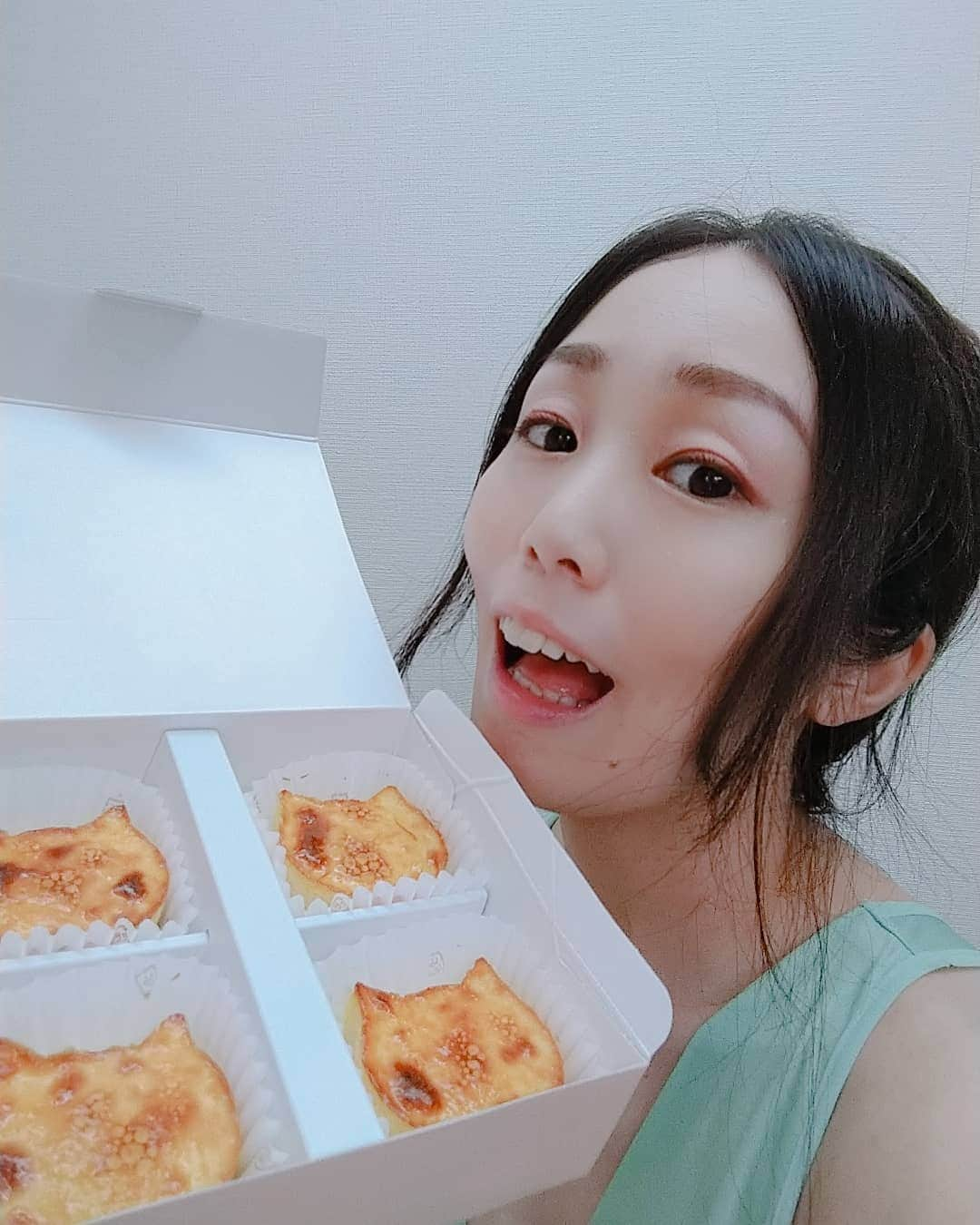 悠木あやねさんのインスタグラム写真 - (悠木あやねInstagram)「ずーっと食べたかった、にゃんチーをげっと(๑´ڡ`๑)  #東京ねこねこ #東京ねこねこ銀座店 #にゃんチー #チーズケーキ #美味しい😋 #おいしい  #チーズケーキ大好き  #悠木あやね #AyaneYuki #YukiAyane #カプセルエージェンシー #capsuleagency #AV女優 #セクシー女優 #アダルト女優 #女優 #pornstar #model #nudemodel #beauty #sexymodelsgirls #asiangirls #asiandoll #asianbeauty #asiansexy #japanesegirl #japanesegirls」9月30日 20時36分 - yukiayane0926