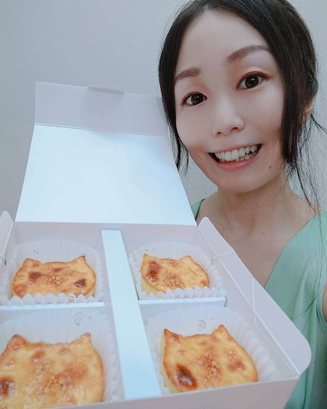 悠木あやねさんのインスタグラム写真 - (悠木あやねInstagram)「ずーっと食べたかった、にゃんチーをげっと(๑´ڡ`๑)  #東京ねこねこ #東京ねこねこ銀座店 #にゃんチー #チーズケーキ #美味しい😋 #おいしい  #チーズケーキ大好き  #悠木あやね #AyaneYuki #YukiAyane #カプセルエージェンシー #capsuleagency #AV女優 #セクシー女優 #アダルト女優 #女優 #pornstar #model #nudemodel #beauty #sexymodelsgirls #asiangirls #asiandoll #asianbeauty #asiansexy #japanesegirl #japanesegirls」9月30日 20時36分 - yukiayane0926