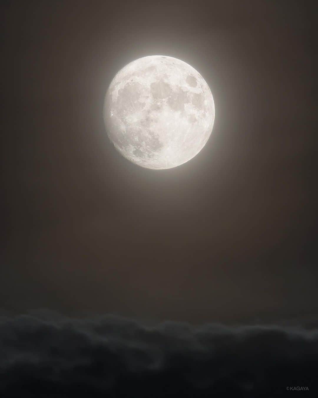 KAGAYAさんのインスタグラム写真 - (KAGAYAInstagram)「待宵月。 （さきほど望遠鏡を使って撮影） 待宵月は十五夜の前夜の月の名前です。 明晩は中秋の名月です。 #moon」9月30日 20時45分 - kagaya11949