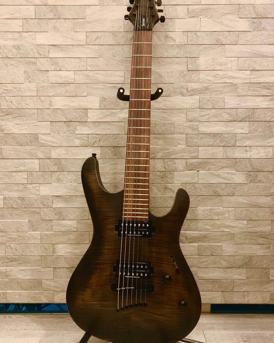 鈴木重伸のインスタグラム：「MAYONES SETIUS 7 初めての7弦ギター。 感覚が違いすぎてもはや違う楽器。」