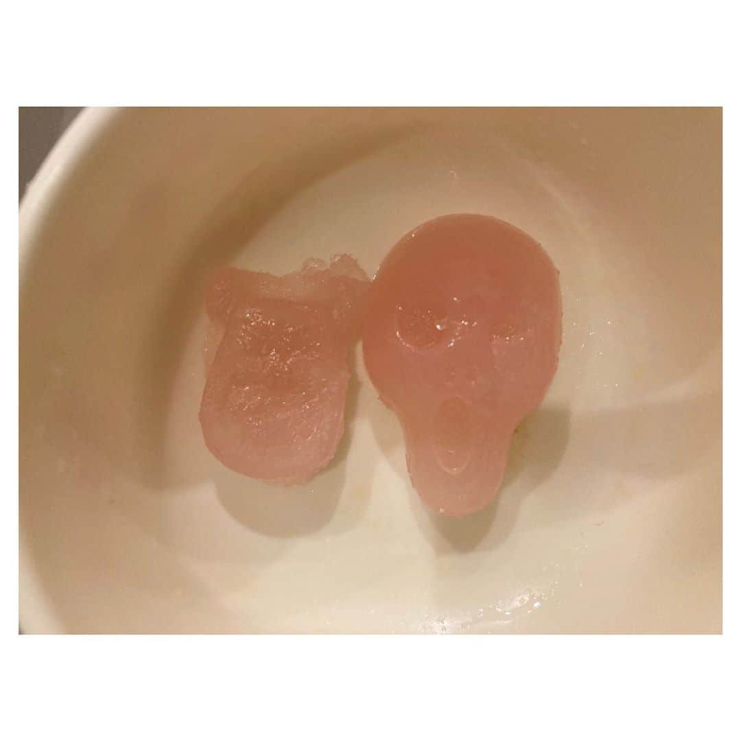 二見夕貴さんのインスタグラム写真 - (二見夕貴Instagram)「. #おうちカフェ 🍰☕️ . めにゅー No.3 ▷ティラミス . . エスプレッソマシンが仲間入りしたおかげで ついにティラミスに挑戦できたの☺︎ 思ってたよりも工程が多くて スポンジ作りにもマスカルポーネのクリーム作りにも ハンドミキサーが大活躍だった😂 . 作ってみた結果、 チーズが苦手なわたしでも食べれる訳がわかった☺︎ . そしてUberSweetsも第3弾✌︎★ 甥っこ用にはエスプレッソの代わりに ココアを染み込ませたスポンジで作ったよ☺︎ 甘さ控えめの仕上がりが お兄ちゃんにもお嫁さんにも大好評だった🙌🏻💓 . . そして甥っこと一緒に カルピスぶどうでシャーベットも作った☺︎ 4歳なったばっかだけど上手に注いでてびっくり✨ . 100均のモンスターズインク型がかわいくて 衝動買いした叔母バカです☺️笑 . #cafeathome #homemadesweets #tiramisu #cooking #おうちスイーツ #お菓子作り #ティラミス #料理好き #甘さ控えめスイーツ #子どものおやつ #甥っこ #叔母バカ」9月30日 20時38分 - yyyuki___