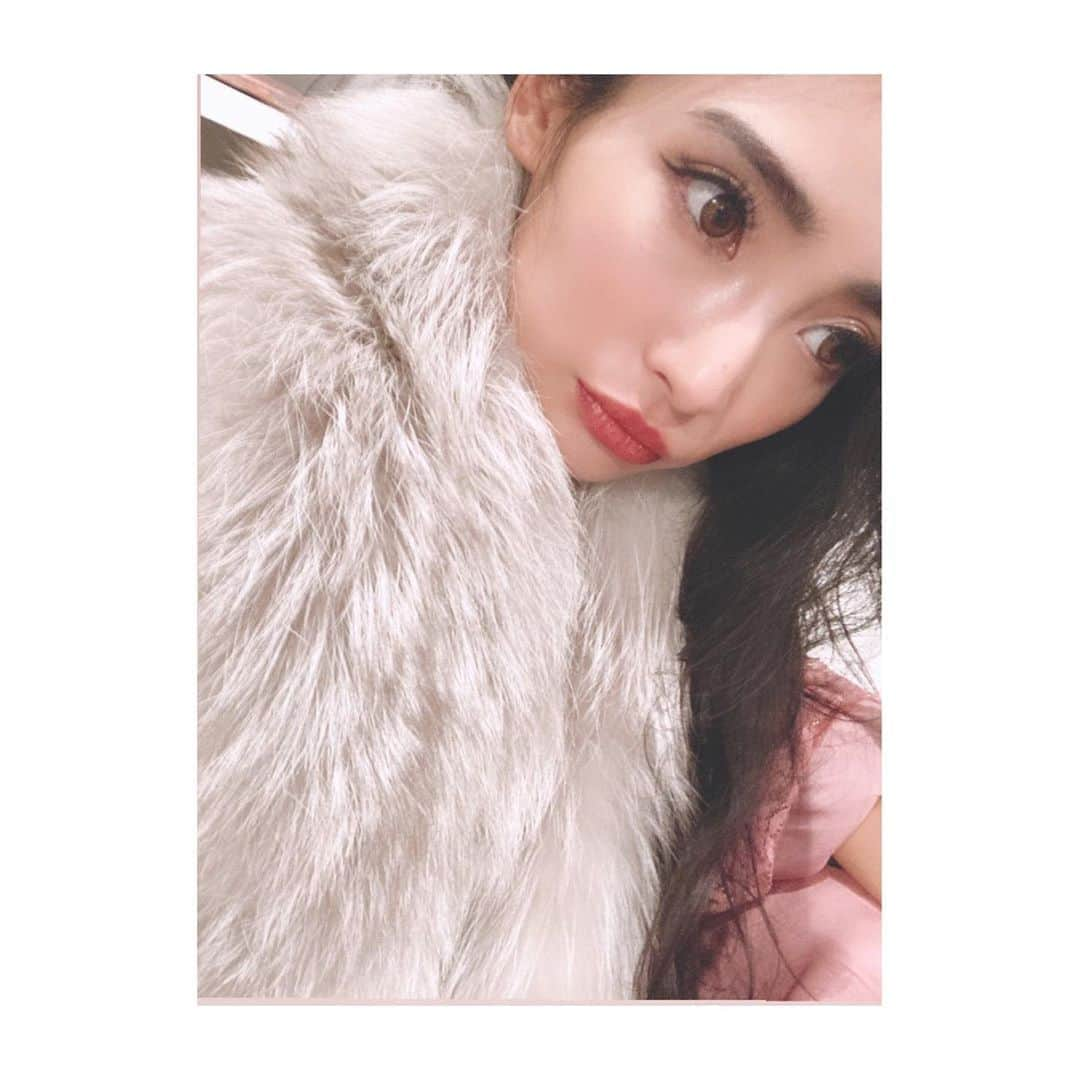 串戸ユリアさんのインスタグラム写真 - (串戸ユリアInstagram)「💄Beauty Shoutout 💄  展示会前に移転改装オープンした @meg.almo.eyelash でマツエク❤︎ このあいだ知ったんだけど わたしのマツエク、 一㍉長さを左右で変えてつけてくれてるんだって。 左右の目の形が全然違うのが コンプレックスだったんだけど そんなこと言ってもないのに おめぐが気がついてくれていたのか 目をあけるとバッチリおなじ大きさに見えるようなデザインに❤︎❤︎❤︎ 技術もさながら そーやって考えて 絶対に可愛くしてくれる おめぐのプロ意識に惚れ込んでます。  みんなも 是非一度整形並みに顔が変わる おめぐの技術を体感してみてもらいたい😩🤍  いつもありがとう。  #BeautyShoutout  #ALMO #赤坂マツエク　#マツエク」9月30日 20時39分 - yuriavodka