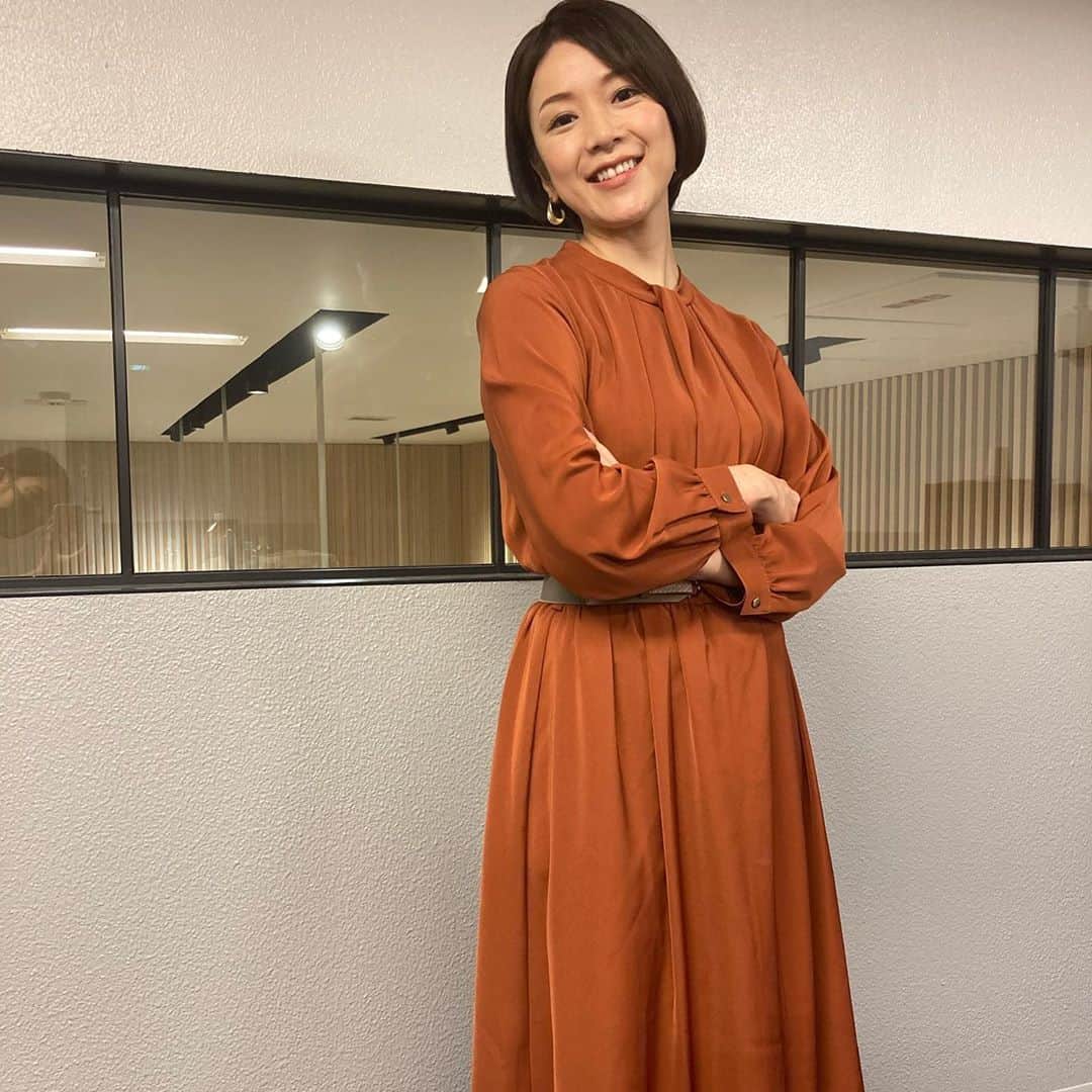 八木ひとみさんのインスタグラム写真 - (八木ひとみInstagram)「着るものに迷う季節になってきましたね😳 今月も色んなお洋服着て楽しいお仕事でした😌  パンツなんだよ！と  アピールしようとしたけど…  四股踏んでるように見える🙄  #JETRO #世界は今 #globaleye」9月30日 20時46分 - yagi_hitomi_0801
