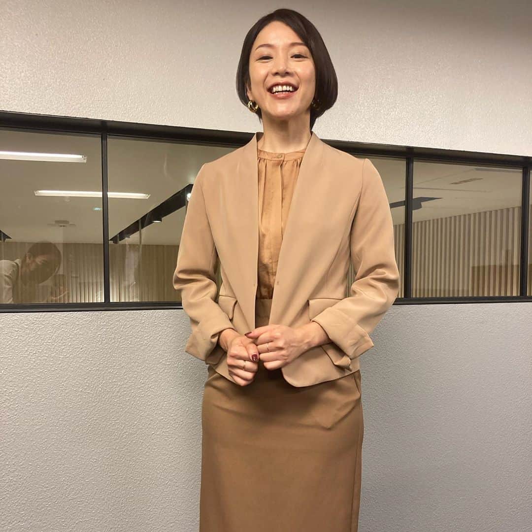 八木ひとみさんのインスタグラム写真 - (八木ひとみInstagram)「着るものに迷う季節になってきましたね😳 今月も色んなお洋服着て楽しいお仕事でした😌  パンツなんだよ！と  アピールしようとしたけど…  四股踏んでるように見える🙄  #JETRO #世界は今 #globaleye」9月30日 20時46分 - yagi_hitomi_0801