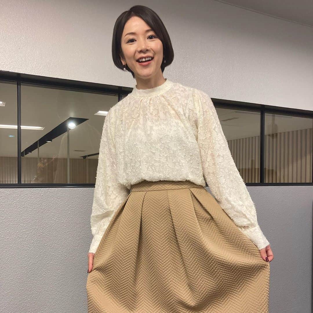 八木ひとみさんのインスタグラム写真 - (八木ひとみInstagram)「着るものに迷う季節になってきましたね😳 今月も色んなお洋服着て楽しいお仕事でした😌  パンツなんだよ！と  アピールしようとしたけど…  四股踏んでるように見える🙄  #JETRO #世界は今 #globaleye」9月30日 20時46分 - yagi_hitomi_0801