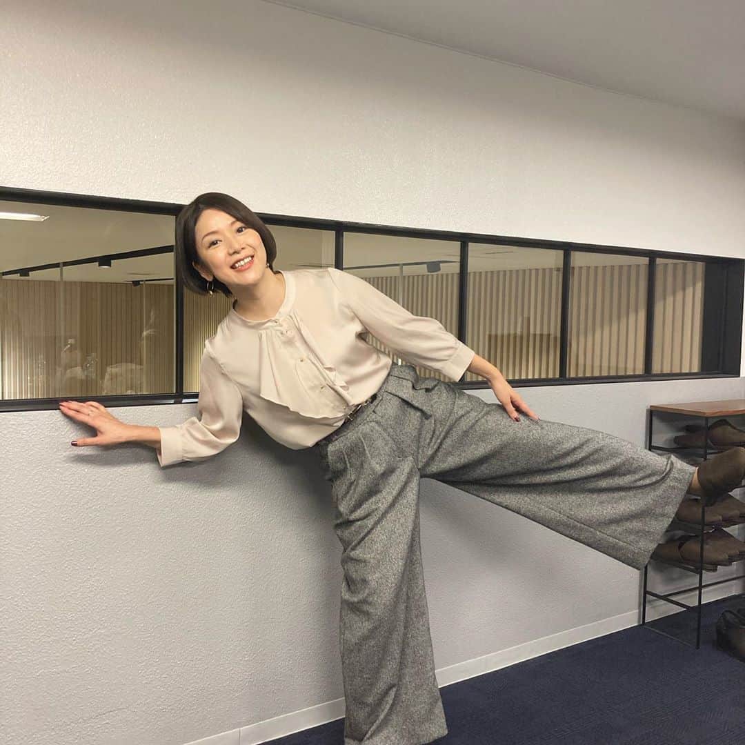 のインスタグラム：「着るものに迷う季節になってきましたね😳 今月も色んなお洋服着て楽しいお仕事でした😌  パンツなんだよ！と  アピールしようとしたけど…  四股踏んでるように見える🙄  #JETRO #世界は今 #globaleye」