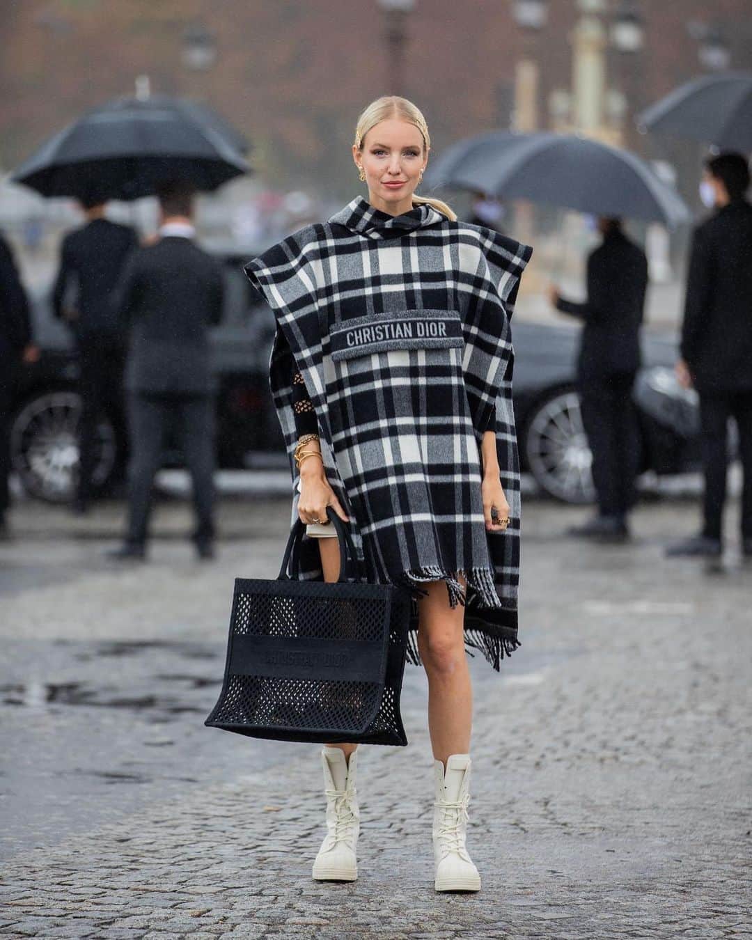 レオニー・ハンネさんのインスタグラム写真 - (レオニー・ハンネInstagram)「5yrs of fashion weeks together, side by side 🖤 Anzeige/Tag Heading through the rain together to @Dior - captured by @eva.espresso. Pics by @thestyleograph & @fashiontomax #dior #pfw #diorss21」9月30日 20時44分 - leoniehanne