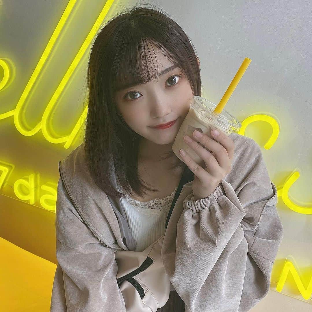 相澤瑠香のインスタグラム：「表参道にオープンしたばかりのバナナジュース専門店『7daysBANANA OMOTESANDO』に行ってきました🍌 初バナナジュース、美味しすぎてハマってしまった、、砂糖不使用なのに甘みがすごいのです🥺 私は豆乳バナナジュースにアーモンドトッピングでオーダーしました！是非♡  #7daysbanana #バナナジュース #バナナジュース専門店 #表参道カフェ #yammy #オススメ #🍌」