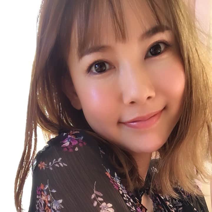 上原さくらのインスタグラム：「今日のお天気は秋らしくて、とっても気持ちの良い日でした！ 毎日こんなお天気ならいいなぁとも思うけど、春夏秋冬があるからこそ色んなお洋服を楽しめるんですよね。夏にキャミワンピ1枚も好きだし、冬のモコモコしたフェクファーコートも好き。 でも1年で1番多く着てるのは芋ジャージです。 #autumn #春夏秋冬 #ファッション #秋コーデ #秋 #🍁」