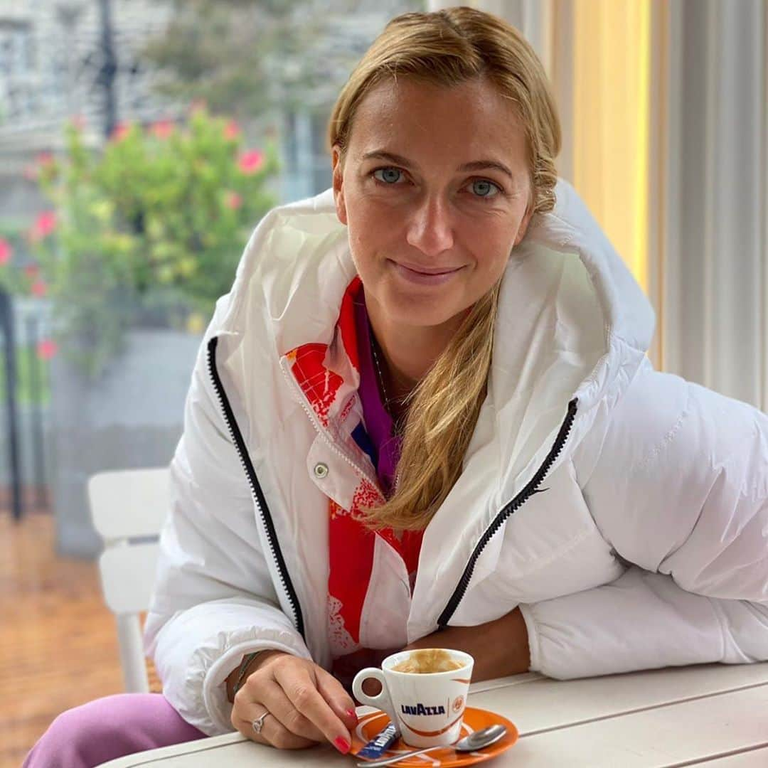 PetraKvitovaさんのインスタグラム写真 - (PetraKvitovaInstagram)「Coffee. My favourite way to keep warm in Paris ☕️ @rolandgarros」9月30日 20時54分 - petra.kvitova