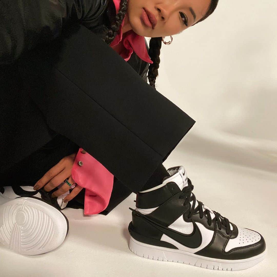 YOONさんのインスタグラム写真 - (YOONInstagram)「Testing out these @nike x @ambush_official Dunks. They fit nice 🔗💯 . Coming in 12.2020 and just to throw it out there these will be in 'MENS' universal metric sizing for both men and women 🤛🏽 . #nike #ambush #dunks #swoosh」9月30日 20時46分 - yoon_ambush