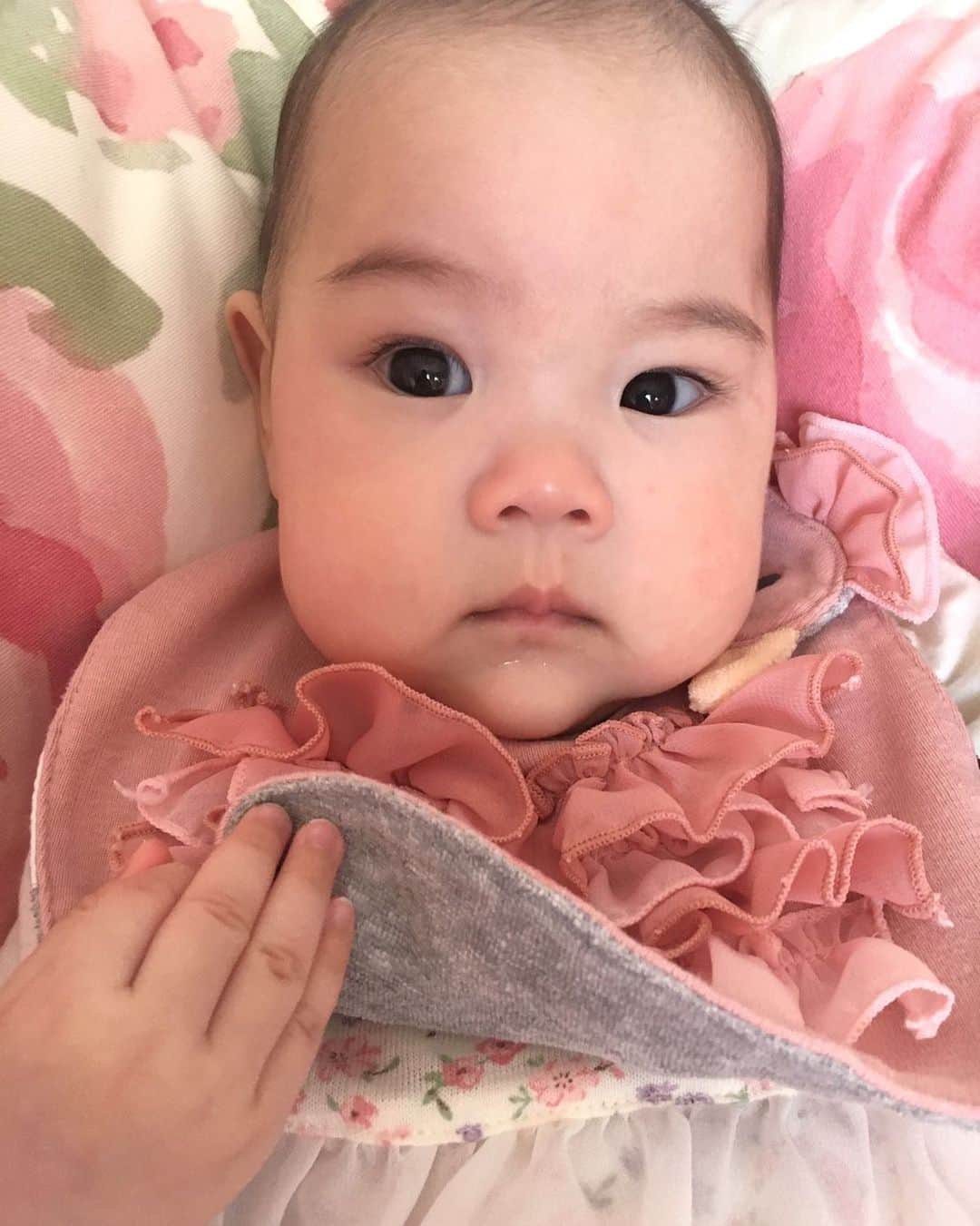 上原さくらさんのインスタグラム写真 - (上原さくらInstagram)「はい、ポーズ📸 #babygirl #baby #model #cute #pink #赤ちゃん #赤ちゃんのいる生活 #育児　#子育て #ベビーコーデ  #おしゃまさん #親バカ部」9月30日 20時48分 - sakura_uehara_official