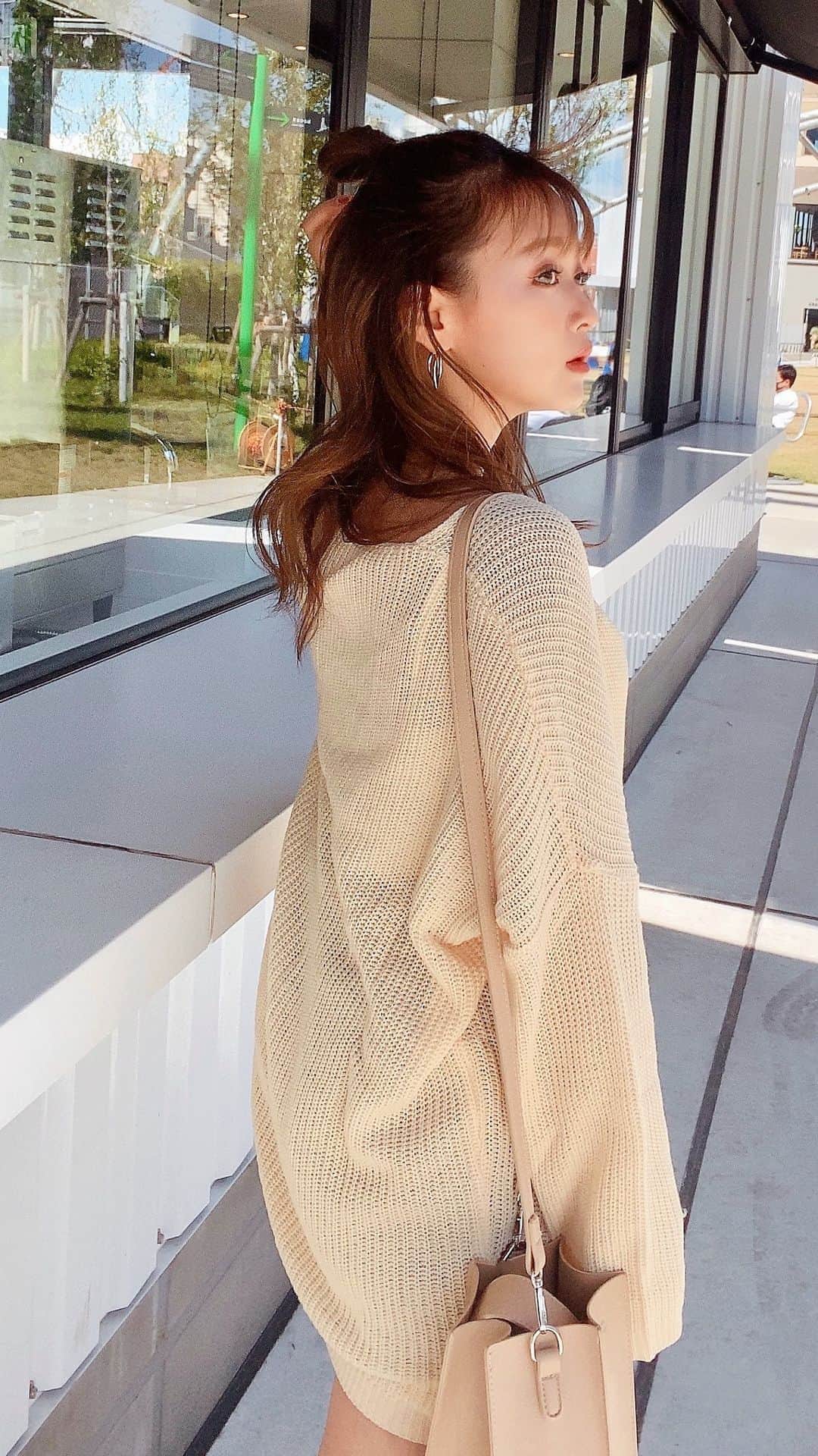 村崎英絵のインスタグラム：「146cmニットコーデ♡ ㅤㅤㅤㅤㅤ ㅤㅤㅤㅤㅤ  tops/bag @cecilmcbee_official  ㅤㅤㅤㅤㅤ ㅤㅤㅤㅤㅤ ㅤㅤㅤㅤㅤ ㅤㅤㅤㅤㅤ ㅤㅤㅤㅤㅤ ㅤㅤㅤㅤㅤ ㅤㅤㅤㅤㅤ  ㅤㅤㅤㅤㅤ  #ニットワンピ #ニット #ベージュコーデ #オーバーサイズ #甘めコーデ #秋 #きょコ #ニットコーデ  #低身長ファッション #低身長コーデ #おちびコーデ #146cm  #セシルマクビー #ゆるコーデ #ゆるふわ巻き」