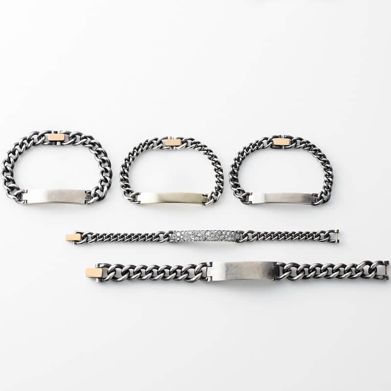 ハムのインスタグラム：「・﻿ 【flat mood】﻿  hum HANKYU UMEDA　﻿ 10/1[thu] - 10/31[sat]﻿ ﻿ 疲れた心を癒やし、クールダウンしてくれる。﻿ 飾り立てないジュエリーにはそんな力があります。﻿ ﻿ シンプルでオーソドックス。﻿ 腕にしっとりと馴染むプレーンなデザイン。﻿ 目まぐるしい日常をリセットする、パーソナルなブレスレットのご提案です。﻿ ﻿ #humjewelry﻿ #humonlinestore﻿ #jewelry﻿ #chain﻿ #bracelet﻿ #chainbracelet #identity」