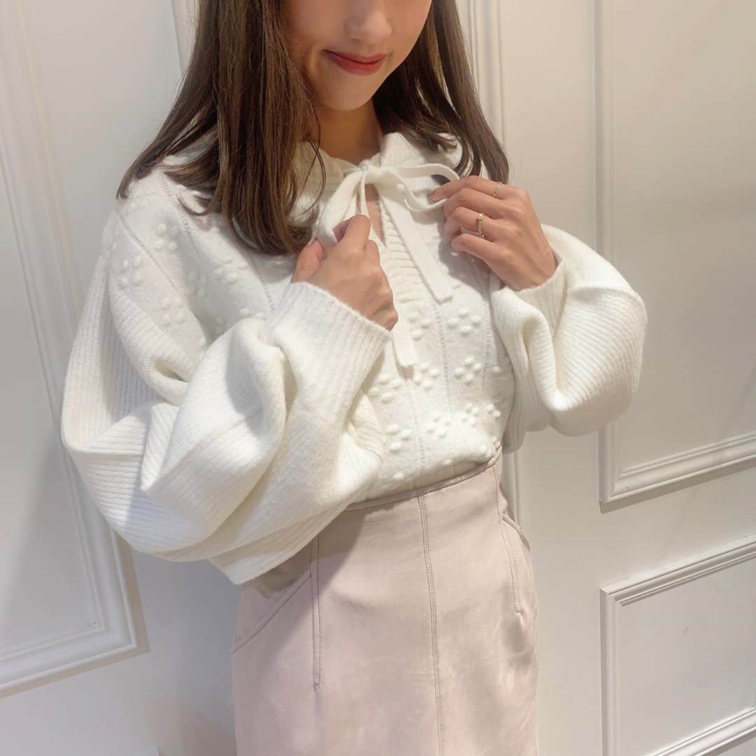 のインスタグラム：「::::::::::୨୧::::::::::୨୧::::::::::୨୧:::::::::::  ☑︎ポンポンフローラリボンタイニット (オフホワイト/ラベンダー/グレー) ¥17,000+tax  ::::::::::୨୧::::::::::୨୧::::::::::୨୧:::::::::::  首元のリボンタイ、身頃に施されたポンポンがとってもキュートなニット♡  可愛いだけでなく、もちっとした肌触りで着心地も良いオススメアイテムです✨  ୨୧┈┈┈┈┈┈┈┈┈┈┈┈┈┈┈୨୧﻿ ﻿ 【営業時間】﻿ 月〜土：11:00〜21:00﻿ 日：11:00〜20:00﻿ ﻿ DEICY 大阪店﻿ ☎︎06-6372-1325﻿ ﻿ ■なお、お客様に安心して﻿ お買物をしていただけるよう、﻿ 新型コロナウィルス感染拡大防止策を﻿ 講じた上で営業いたします。﻿ ﻿ ご来店いただくお客様には﻿ ご不便をおかけすることもございますが、﻿ 何卒ご理解・ご協力を賜りますよう﻿ 心よりお願い申し上げます。﻿ ﻿ ୨୧┈┈┈┈┈┈┈┈┈┈┈┈┈┈┈୨୧﻿ ・ ・ #deicy #mecouture #deicyosaka #deicy大阪 #fashion #coordinate #ootd #instafashion #デイシー #ミークチュール #デイシー大阪 #大阪 #梅田 #梅田エスト #梅田est #ファッション #コーディネート #トレンド #秋 #秋コーデ #秋服 #秋服コーデ #aw #リボンタイ #ボウタイ #ポンポンニット #白ニット」