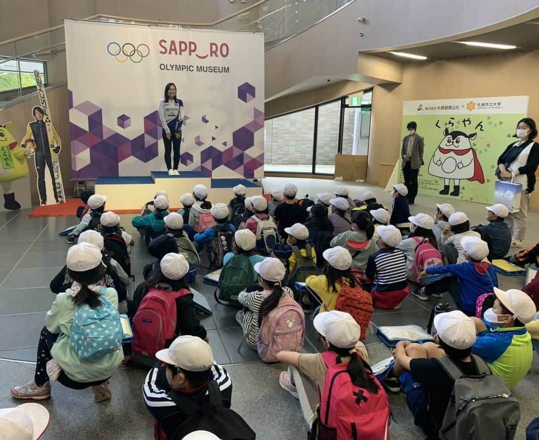 近江谷杏菜さんのインスタグラム写真 - (近江谷杏菜Instagram)「🥌オリパラ教育🥌  札幌市教育委員会が実施するオリンピック・パラリンピック教育。  オリンピックでの経験やオリンピックを目指す過程で学んだことや感じていること、カーリングについて、などをお話しさせていただきました🗣️ 講話の後は児童の皆さんと一緒にシミュレーター体験も…⛷️  少しでもオリンピックやカーリングに興味を持ってもらえたら嬉しいです✨  2030年…札幌オリンピックが実現したら、この中から選手として活躍する人が出てくるかもしれませんね！  － 子供達は美しい －  とっても好きな言葉の１つです。本当にその通りだと思います😌  #札幌市 #オリンピック #パラリンピック #教育 #カーリング」9月30日 20時52分 - annaohmiya12