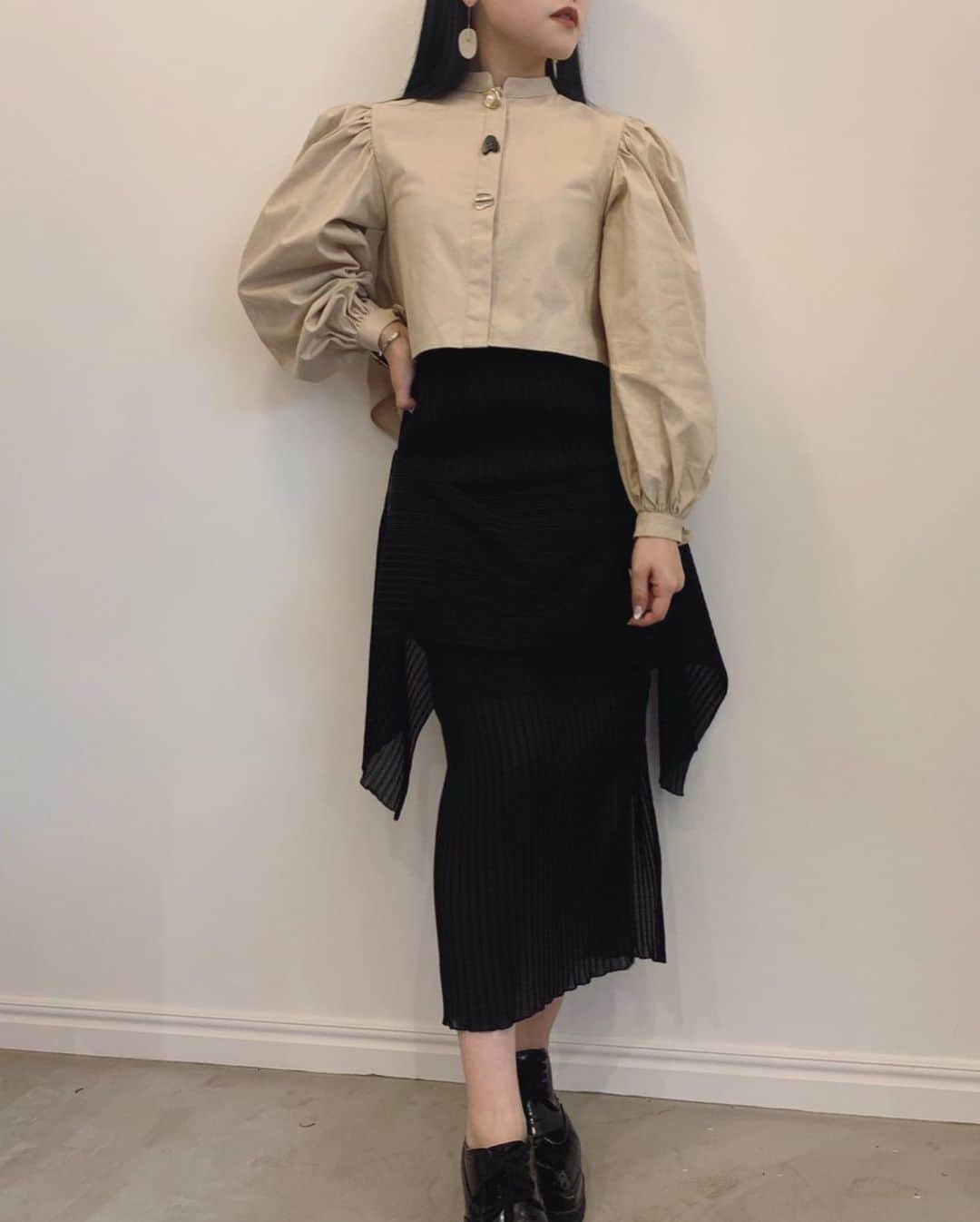 HONEY MI HONEY OFFICIALさんのインスタグラム写真 - (HONEY MI HONEY OFFICIALInstagram)「”Mix and match outfits!”  『ELLIE』 design button puffsleeve blouse 着回しcoordinate💫 ¥15,000 wh  1. ELLIE ・design button mermaid skirt ¥19,500 bk  2. ELLIE ・sheer button pants ¥22,500 grn  3. ・ wool salopette ¥21,000 gy  @honeymihoney_official  @honeymihoney_style  #HONEYMIHONEY #表参道 #原宿 #南堀江 #大阪 #时尚 #我的最愛 #ハニーミーハニー #tokyo #osaka #outfit #fashion @ellie_official_____  #ELLIEjp」9月30日 20時53分 - honeymihoney_official