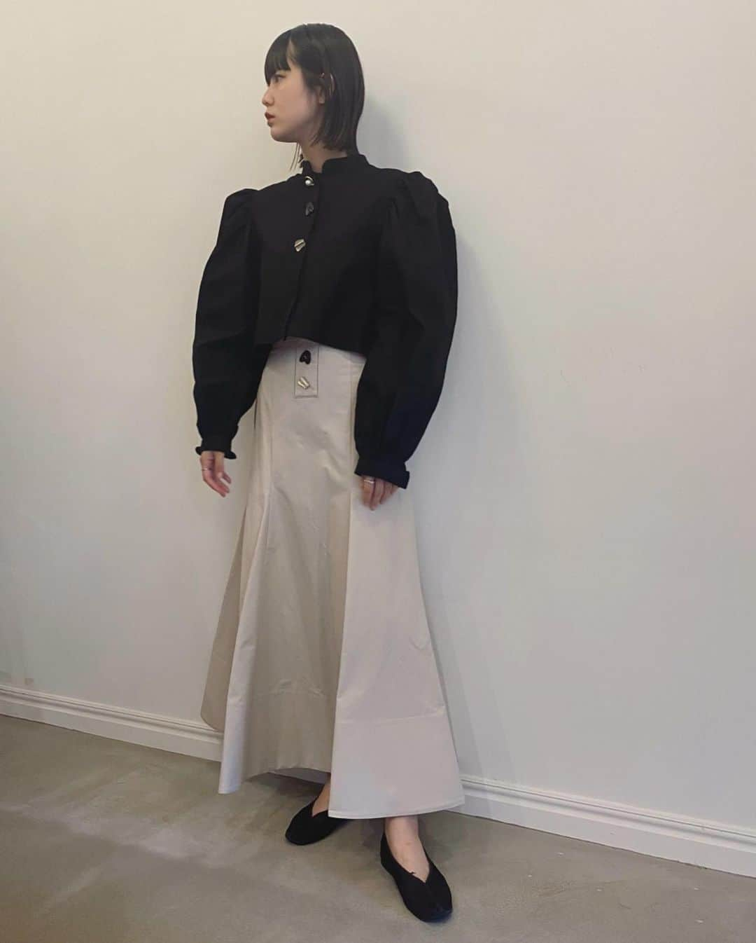 HONEY MI HONEY OFFICIALさんのインスタグラム写真 - (HONEY MI HONEY OFFICIALInstagram)「”Mix and match outfits!”  『ELLIE』 design button puffsleeve blouse 着回しcoordinate💫 ¥15,000 wh  1. ELLIE ・design button mermaid skirt ¥19,500 bk  2. ELLIE ・sheer button pants ¥22,500 grn  3. ・ wool salopette ¥21,000 gy  @honeymihoney_official  @honeymihoney_style  #HONEYMIHONEY #表参道 #原宿 #南堀江 #大阪 #时尚 #我的最愛 #ハニーミーハニー #tokyo #osaka #outfit #fashion @ellie_official_____  #ELLIEjp」9月30日 20時53分 - honeymihoney_official