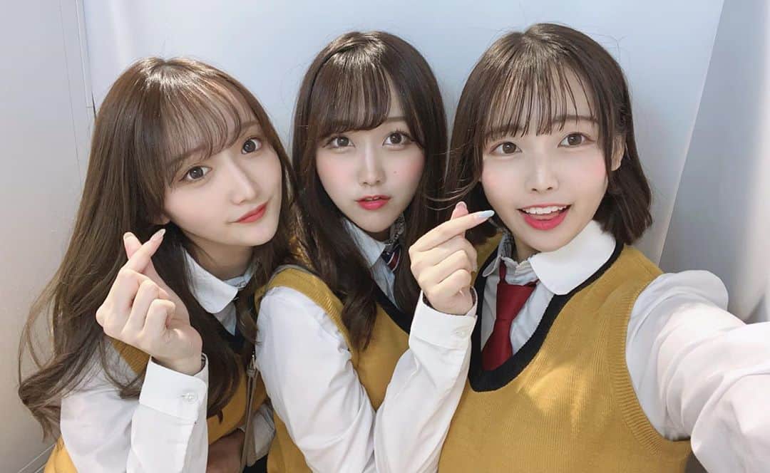 梨沙のインスタグラム：「💛 . #韓国制服 #制服レンタル #新大久保 #新大久保🇰🇷 #制服コーデ #制服コスプレ #韓国ファッション #韓国メイク」