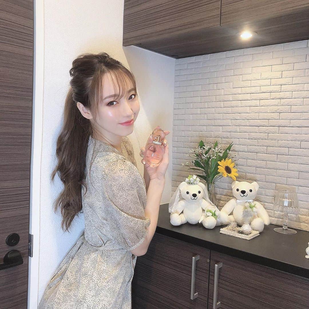 のインスタグラム：「≫≫💐... 𝘉𝘝𝘓𝘎𝘈𝘙𝘐 𝘱𝘦𝘳𝘧𝘶𝘮𝘦  ㅤㅤㅤㅤㅤㅤㅤㅤㅤㅤㅤㅤㅤㅤㅤㅤㅤㅤㅤㅤㅤㅤㅤㅤㅤ @kusano_haruka さんからバトンを受け取ったので、 お出掛け前の身支度について...🕯  ㅤㅤㅤㅤㅤㅤㅤㅤㅤㅤㅤㅤㅤ  いつも玄関前でその日の気分で香りを決めて シュッとしてからお出掛けしてるよ🥰✨  🕯 @latelierdesparfums_jp  ㅤㅤㅤㅤㅤㅤㅤㅤㅤㅤㅤㅤㅤ ☑︎BVLGARI ローズ ゴルデア ブロッサム ディライト オードパルファムㅤㅤㅤㅤㅤㅤㅤㅤㅤㅤㅤㅤㅤ ㅤㅤㅤㅤㅤㅤㅤㅤㅤㅤㅤㅤㅤ 50ml ¥12,980-  ㅤㅤㅤㅤㅤㅤㅤㅤㅤㅤㅤㅤㅤ 今日の気分はコレ。 ㅤㅤㅤㅤㅤㅤㅤㅤㅤㅤㅤㅤㅤ ㅤㅤㅤㅤㅤㅤㅤㅤㅤㅤㅤㅤㅤ  ローズとジャスミンとホワイトムスクを組み合わせたフレッシュでフェミニンな香り👸🏼🥀  コロンとした淡いピンクのボトルは、 持ってるだけで女子力上がる🥺💓 ㅤㅤㅤㅤㅤㅤㅤㅤㅤㅤㅤㅤㅤ  オードパルファムは、　 パルファムの次に濃度の高い香水で、4～6時間持続⏳✨ ㅤㅤㅤㅤㅤㅤㅤㅤㅤㅤㅤㅤㅤ  お出かけ時やしっかりと香りをまといたいという時にオススメ👏🏻✨  ㅤㅤㅤㅤㅤㅤㅤㅤㅤㅤㅤㅤㅤ ㅤㅤㅤㅤㅤㅤㅤㅤㅤㅤㅤㅤㅤ 🌿𝘗𝘰𝘪𝘯𝘵  ・人に会う30〜1時間前につける。ㅤㅤㅤㅤㅤㅤㅤㅤㅤㅤㅤㅤㅤ 香水の香りはトップノート、ミドルノート、 ラストノートの3段回に分かれていて、 香水本来のいい香りがするのミドルノートが 立ち上がるのがこのぐらいの時間帯❤︎ ㅤㅤㅤㅤㅤㅤㅤㅤㅤㅤㅤㅤㅤ ㅤㅤㅤㅤㅤㅤㅤㅤㅤㅤㅤㅤㅤ ・香水をつける場所によって香り方が変わる。 ㅤㅤㅤㅤㅤㅤㅤㅤㅤㅤㅤㅤㅤ 香水は、つける部位の温度が高ければ高いほど強く香る特徴があって、香りは下から上に上っていく性質がある。  ㅤㅤㅤㅤㅤㅤㅤㅤㅤㅤㅤㅤㅤ ㅤㅤㅤㅤㅤㅤㅤㅤㅤㅤㅤㅤㅤ オードパルファムは香りが強いから、 私は手首にワンプッシュ。 そのあと残りをうなじにつけるようにしてるよ✨ ㅤㅤㅤㅤㅤㅤㅤㅤㅤㅤㅤㅤㅤ ㅤㅤㅤㅤㅤㅤㅤㅤㅤㅤㅤㅤㅤ うなじは血管が通ってる上に直接日光も当たりにくいから香水が蒸発しずらく、 長時間いい香りを保ってくれる❤︎ ㅤㅤㅤㅤㅤㅤㅤㅤㅤㅤㅤㅤㅤ ㅤㅤㅤㅤㅤㅤㅤㅤㅤㅤㅤㅤㅤ ㅤㅤㅤㅤㅤㅤㅤㅤㅤㅤㅤㅤㅤ 香りが強めの香水は、足首に付けるのもオススメ🤫✨ㅤㅤㅤㅤ  ㅤㅤㅤㅤㅤㅤㅤㅤㅤㅤㅤㅤㅤ みんなの身支度の参考になりますように...🦢🩰  ㅤㅤㅤㅤㅤㅤㅤㅤㅤㅤㅤㅤ ㅤㅤㅤㅤㅤㅤㅤㅤㅤㅤㅤㅤㅤ みんなの思い出の香りってある🙈⁉️ㅤㅤㅤㅤㅤㅤㅤㅤㅤㅤㅤㅤㅤ ㅤㅤㅤㅤㅤㅤㅤㅤㅤㅤㅤㅤㅤ ㅤㅤㅤㅤㅤㅤㅤㅤㅤㅤㅤㅤㅤ ㅤㅤㅤㅤㅤㅤㅤㅤㅤㅤㅤㅤㅤ 私はBVLGARIのプールオム🤫！  あの香りがすると、振り返っちゃう😂🙌🏻  ㅤㅤㅤㅤㅤㅤㅤㅤㅤㅤㅤㅤㅤ  ㅤㅤㅤㅤㅤㅤㅤㅤㅤㅤㅤㅤㅤ  #香水#フレグランス#香りのある暮らし #バトンで繋ぐBVLGARIキャンペーン#ブルガリ香水#ラトリエデパルファム #bvlgariparfums#pr#ローズゴルデアブロッサムディライト #香り#玄関#玄関インテリア #ていねいな暮らし #朝のルーティン#ポニーテール#セルフアレンジ#シースルーバング #簡単アレンジ#ヘアアレンジ#ワンピース」