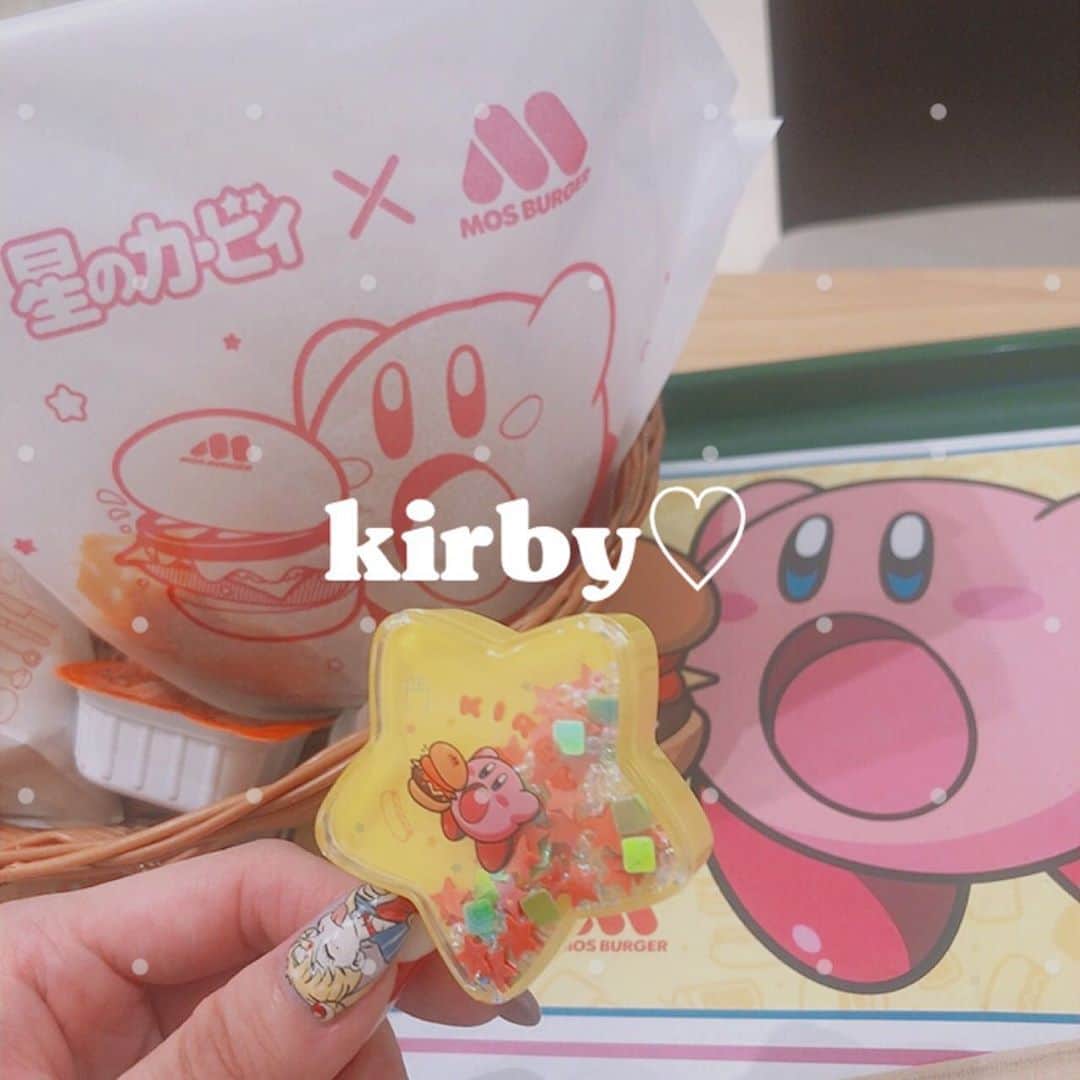 のインスタグラム：「＊Ϟໂ‧͡‧̫ໃ  モスバーガー🍔×カービィ💗 コラボしてたから食べに行った!! 可愛いおもちゃも付いてた〜 満足♡♡ ・ ・ #カービィ　#モスバーガー #コラボ商品 #美味しかった #デート　#母と　#楽しかった」