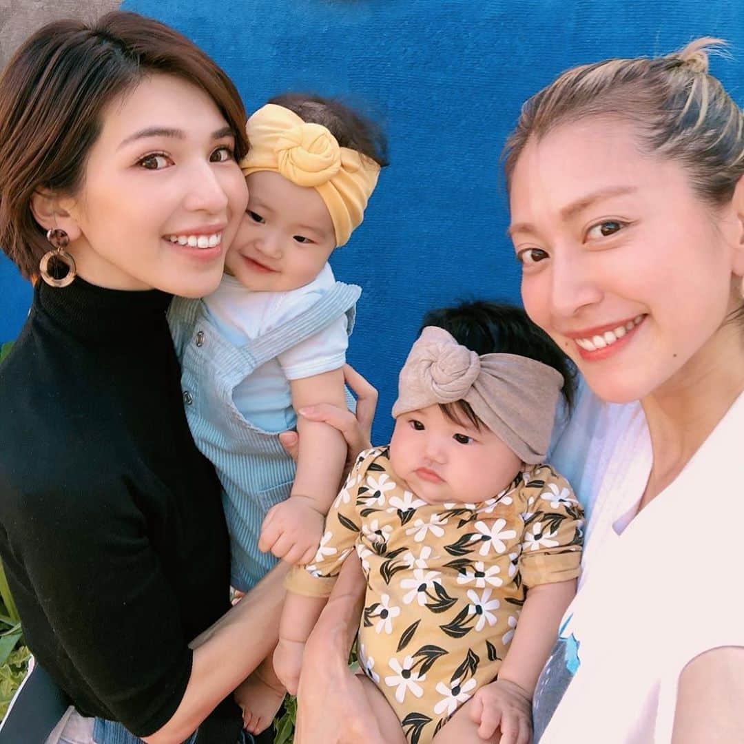 のインスタグラム：「#💙 暑いほどに秋晴れ🍁🌞 やっと会えた🌈 👶🏻に癒された〜💕 また遊ぼうね☺️  @boo_a_peek_official  オソロのヘアバンド可愛いっ😍  #女の子ママ #babygirl」