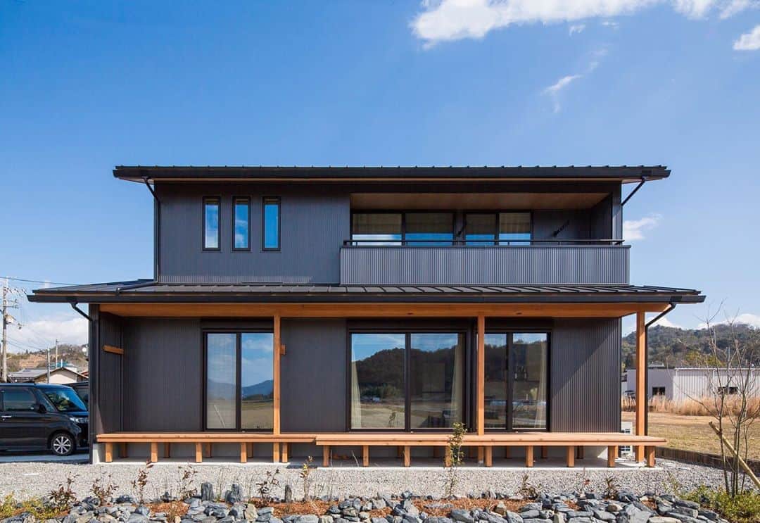 ルポハウス一級建築士事務所さんのインスタグラム写真 - (ルポハウス一級建築士事務所Instagram)「・ ・ ・  切妻の連続する凛々しいファサード。 ・ 光沢感のある黒は、日本家屋の伝統色のひとつですが、ガルバリウムという素材が新しい印象を付け加えます。 ・ ・ ・ ルポハウスの施工事例をもっと見てみたい方は こちらまで☞ @reposhouse ・ #ルポハウス は#ちょっとかっこいい家 を"友人のために"という思いでつくっています。 ・ 一生に一度の#マイホーム。 「あなたにしかできない」×「ルポハウスだからできる」で、私たちだけの#家づくり を思いっきり楽しんでみませんか？！ ・ ・ ・ #家 #インテリア #住宅 #注文住宅  #ライフスタイル  #新築一戸建て #住まい #シンプルな暮らし #デザイナーズ住宅 #一級建築士事務所 #設計事務所 #myhome #house #instahouse #design #滋賀 #大津 #草津 #栗東#外観デザイン #外観 #外観イメージ #ガルバリウム外壁 #黒ガルバ #切妻屋根」9月30日 20時57分 - reposhouse