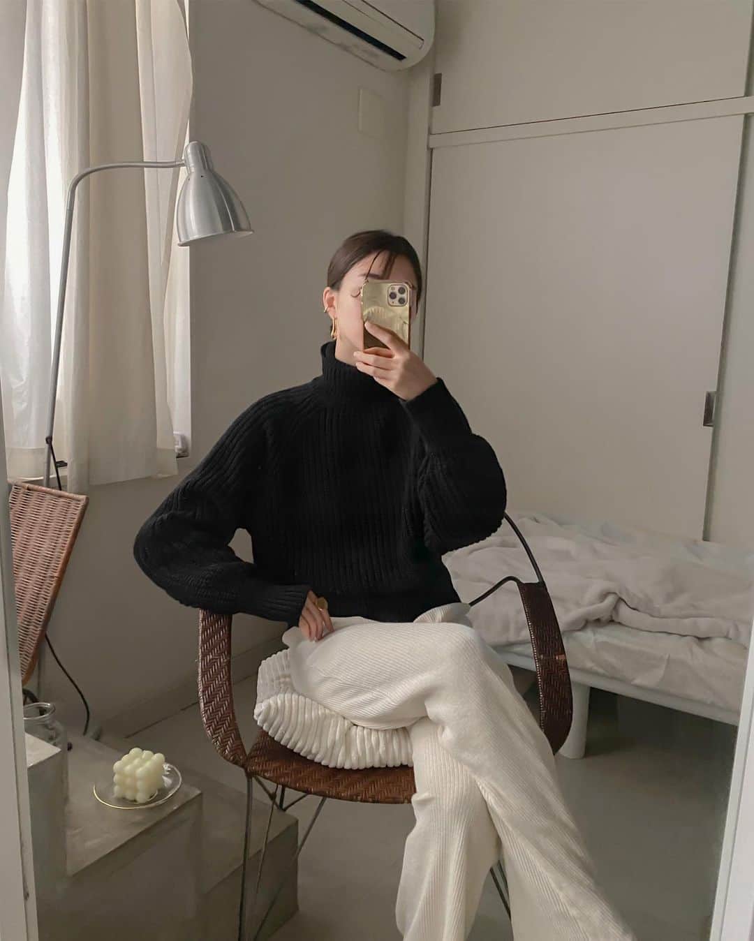 影山可蓮のインスタグラム：「・ ・ UNIQLO KNIT🧶 #ローゲージタートルネックセーター  #UNIQLOU  ・  ・ ゆるっとこなれ感抜群シルエットで高見えなニット、 首回りの詰まった感じも絶妙にかわいくてお気に入り〜✌🏼(BLACK L) ・ ・ ・  #ユニクロニット部  #uniqlo  #uniqlo2020fw  #uniqlo_karen  #uniqlou2020fw  #ユニ女  @uniqlo_ginza  #outfit #ootd  #シンプル #コーデ #コーディネート #今日のコーデ #私服  #ユニクロ #ユニクロコーデ #ユニクロユー #pr」